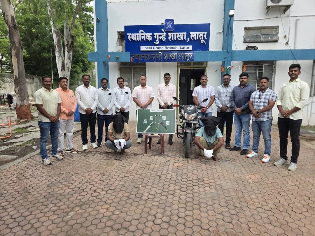 चाकूरमधील जबरी चोरी उघड; शतकवीर आंतरराज्यीय गुन्हेगारासह दोघे जेरबंद
लातूर :चाकूर तालुक्यात महिलेला चाकूचा धाक दाखवून दागिने लुटल्याच्या घटनेचा स्थानिक गुन्हे शाखेने छडा लावला आहे. या प्रकरणी दोन जणांना अटक करण्यात आली असून त्यांच्याकडून २ लाख १० हजार रुपयांचा मुद्देमाल जप्त करण्यात आला आहे. अटक आरोपींपैकी एकावर चार राज्यांमध्ये १०१ गंभीर गुन्हे दाखल असल्याची माहिती पोलीस तपासात पुढे आली आहे.
चाकूर पोलीस ठाण्यात भारतीय न्याय संहितेच्या कलम ३०९ (४) अन्वये जबरी चोरीचा गुन्हा दाखल होता. या गुन्ह्याच्या तपासादरम्यान स्थानिक गुन्हे शाखेच्या पथकाला बुधवारी (दि. ३) नवीन रेणापूर नाका परिसरात दोन संशयित होंडा शाईन मोटारसायकलसह थांबल्याची गुप्त माहिती मिळाली. त्यानुसार सापळा रचून पोलिसांनी दुपारी दोनच्या सुमारास दोघांना ताब्यात घेतले.
राहुल बादल बंजारा उर्फ पंडितसिंग धरमसिंग जुन्नी (५३, मूळ पाली, राजस्थान, सध्या परळी, बीड) आणि बच्चनसिंग मंगलसिंग बावरी (४५, परळी) अशी अटक आरोपींची नावे आहेत. त्यांच्याकडून २७ ग्रॅम सोन्याचे दागिने, धारदार चाकू आणि गुन्ह्यात वापरलेली मोटारसायकल जप्त करण्यात आली आहे. तिसरा साथीदार जगजितसिंग दुधानी हा फरार आहे.
मुख्य आरोपी राहुल बंजारा हा सराईत आंतरराज्यीय गुन्हेगार असून त्याच्यावर महाराष्ट्रात ६८, गुजरातमध्ये २०, राजस्थानमध्ये ११ आणि कर्नाटकात २ असे एकूण १०१ गुन्हे दाखल आहेत. त्यात घरफोडी, दरोडा, दरोड्याची तयारी आणि प्राणघातक हल्ल्यांसारख्या गंभीर गुन्ह्यांचा समावेश आहे.
पोलीस अधीक्षक अमोल तांबे आणि अपर पोलीस अधीक्षक मंगेश चव्हाण यांच्या मार्गदर्शनाखाली पोलीस निरीक्षक सुधाकर बावकर यांच्या पथकाने ही कारवाई केली.