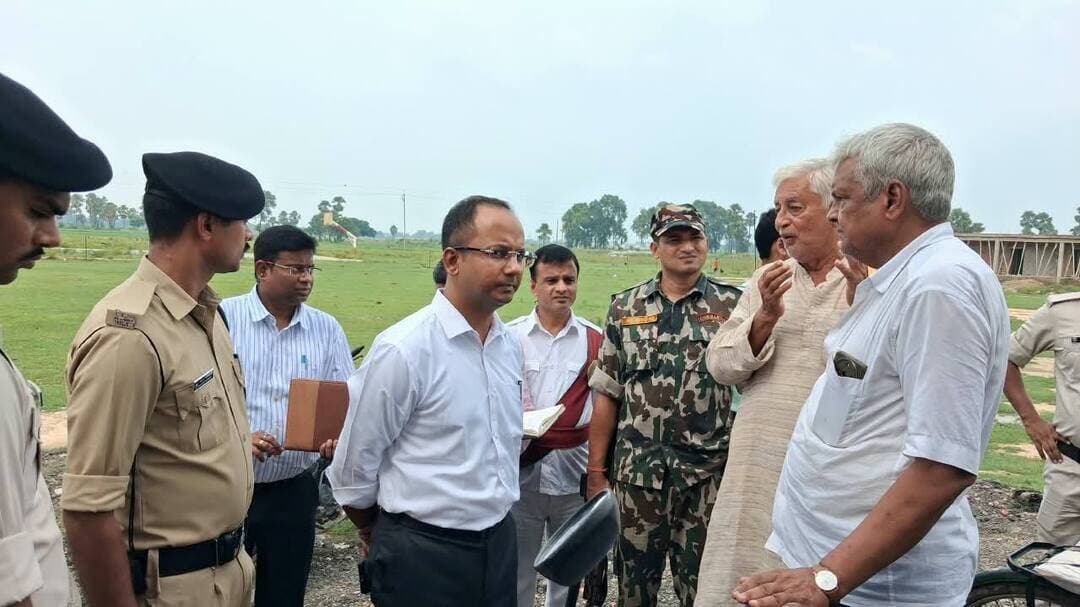 जिला पदाधिकारी ने मॉडल स्कूल का किया निरीक्षण, गुणवत्तापूर्ण शिक्षा एवं बेहतर आधारभूत सुविधाओं पर दिया जोर।
आज दिनांक 03.09.2026 को जिला पदाधिकारी, नवादा श्री रवि प्रकाश द्वारा क्षेत्र भ्रमण कार्यक्रम के अंतर्गत अकबरपुर प्रखंड के गोपालपुर स्थित सरस्वती विद्या निकेतन (मॉडल स्कूल) का निरीक्षण किया गया।
निरीक्षण के दौरान जिला पदाधिकारी ने विद्यालय परिसर का भ्रमण कर विद्यालय की आधारभूत संरचना, कक्षा-कक्ष, स्मार्ट क्लास, पेयजल, शौचालय, विद्युत व्यवस्था, साफ-सफाई सहित विद्यार्थियों को उपलब्ध कराई जा रही विभिन्न सुविधाओं का विस्तृत जायजा लिया। उन्होंने विद्यालय में संचालित शैक्षणिक गतिविधियों, पठन-पाठन की स्थिति एवं विद्यार्थियों के लिए उपलब्ध संसाधनों की भी जानकारी ली।
जिला पदाधिकारी ने विद्यालय के शिक्षकों से विद्यार्थियों की उपस्थिति, शैक्षणिक व्यवस्था एवं पठन-पाठन की स्थिति के संबंध में जानकारी प्राप्त की। उन्होंने शिक्षकों को विद्यार्थियों को गुणवत्तापूर्ण शिक्षा उपलब्ध कराने तथा विद्यालय में बेहतर एवं अनुकूल शैक्षणिक वातावरण बनाए रखने का निर्देश दिया। इस दौरान उन्होंने विद्यार्थियों से संवाद कर विद्यालय में उपलब्ध शैक्षणिक सुविधाओं एवं पठन-पाठन की व्यवस्था के संबंध में फीडबैक भी प्राप्त किया। जिला पदाधिकारी ने विद्यार्थियों को बिहार सरकार की हालिया पहल ‘बिहार विद्या साथी’ की जानकारी दी। उन्होंने बताया कि इसके माध्यम से विद्यार्थियों को 24×7 ऑनलाइन शैक्षणिक सहायता, विषयवार अध्ययन सामग्री तथा शिक्षकों से संवाद कर अपनी शैक्षणिक जिज्ञासाओं एवं शंकाओं का समाधान प्राप्त करने की सुविधा मिलेगी। उन्होंने विद्यार्थियों को डिजिटल संसाधनों का उपयोग करते हुए अपनी पढ़ाई को और बेहतर बनाने के लिए प्रेरित किया।जिला पदाधिकारी ने विद्यार्थियों को इस प्रकार के डिजिटल शैक्षणिक संसाधनों का नियमित उपयोग करने तथा अपनी शैक्षणिक क्षमता को और विकसित करने के लिए प्रोत्साहित किया।
जिला पदाधिकारी ने विद्यालय की आधारभूत संरचना एवं आवश्यक सुविधाओं से संबंधित कमियों को चिन्हित करते हुए संबंधित पदाधिकारियों को आवश्यक कार्रवाई करने का निर्देश दिया। उन्होंने विद्यालय परिसर में स्वच्छता एवं साफ-सफाई की व्यवस्था को बेहतर बनाए रखने तथा विद्यार्थियों के हित में सभी आवश्यक सुविधाओं की नियमित एवं सुचारू उपलब्धता सुनिश्चित करने पर विशेष बल दिया।इसके साथ ही भौतिकी एवं रसायन विज्ञान प्रयोगशालाओं की स्थापना एक सप्ताह के भीतर सुनिश्चित करने का निर्देश दिया गया।
विद्यार्थियों की सुरक्षा को सर्वोच्च प्राथमिकता देते हुए जिला पदाधिकारी ने विद्यालय परिसर के चारों ओर चारदीवारी (बाउंड्री वाल) के निर्माण के लिए जिला शिक्षा पदाधिकारी को आवश्यक कार्रवाई सुनिश्चित करने का निर्देश दिया।
जिला पदाधिकारी ने कहा कि विद्यालयों में बेहतर आधारभूत संरचना, गुणवत्तापूर्ण शिक्षा एवं सुरक्षित तथा अनुकूल शैक्षणिक वातावरण विद्यार्थियों के सर्वांगीण विकास के लिए अत्यंत महत्वपूर्ण है। उन्होंने संबंधित अधिकारियों को विद्यालयों की आवश्यकताओं का नियमित रूप से अनुश्रवण करते हुए प्राथमिकता के आधार पर आवश्यक कार्रवाई सुनिश्चित करने का निर्देश दिया।
निरीक्षण के दौरान प्रखंड विकास पदाधिकारी, अकबरपुर, विद्यालय के प्राचार्य, संबंधित पदाधिकारी, शिक्षकगण एवं कर्मी उपस्थित रहे।
नवादा से राकेश कुमार चन्दन की रिपोर्ट !
