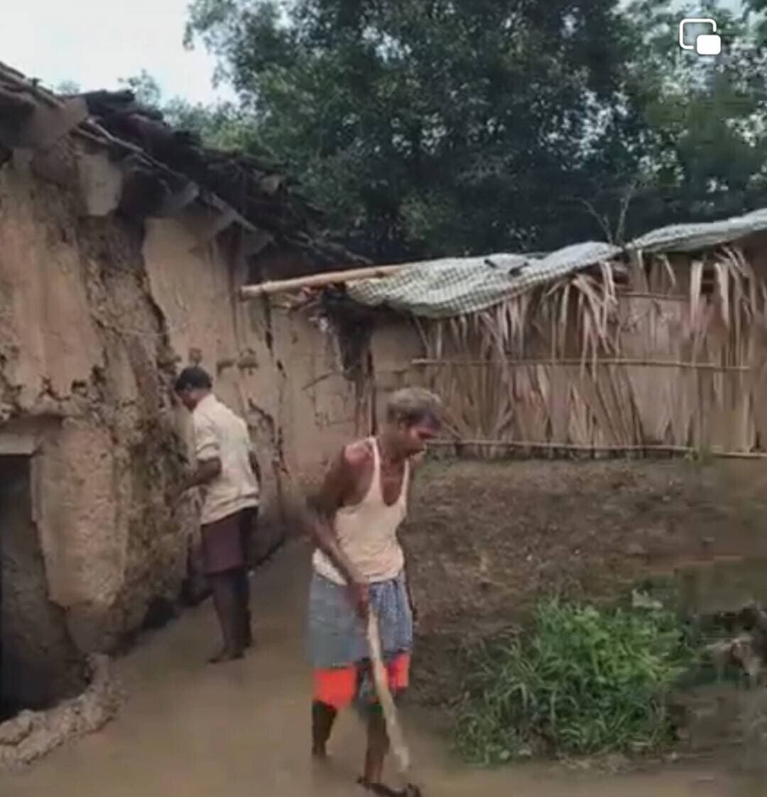 कैमूर में लगातार बारिश थमने का नाम नहीं ले रहा है
वही भभुआ सबरपुर पथ के पांडेपुर गांव की तस्वीर
गांव तक पहुंचा पानी.