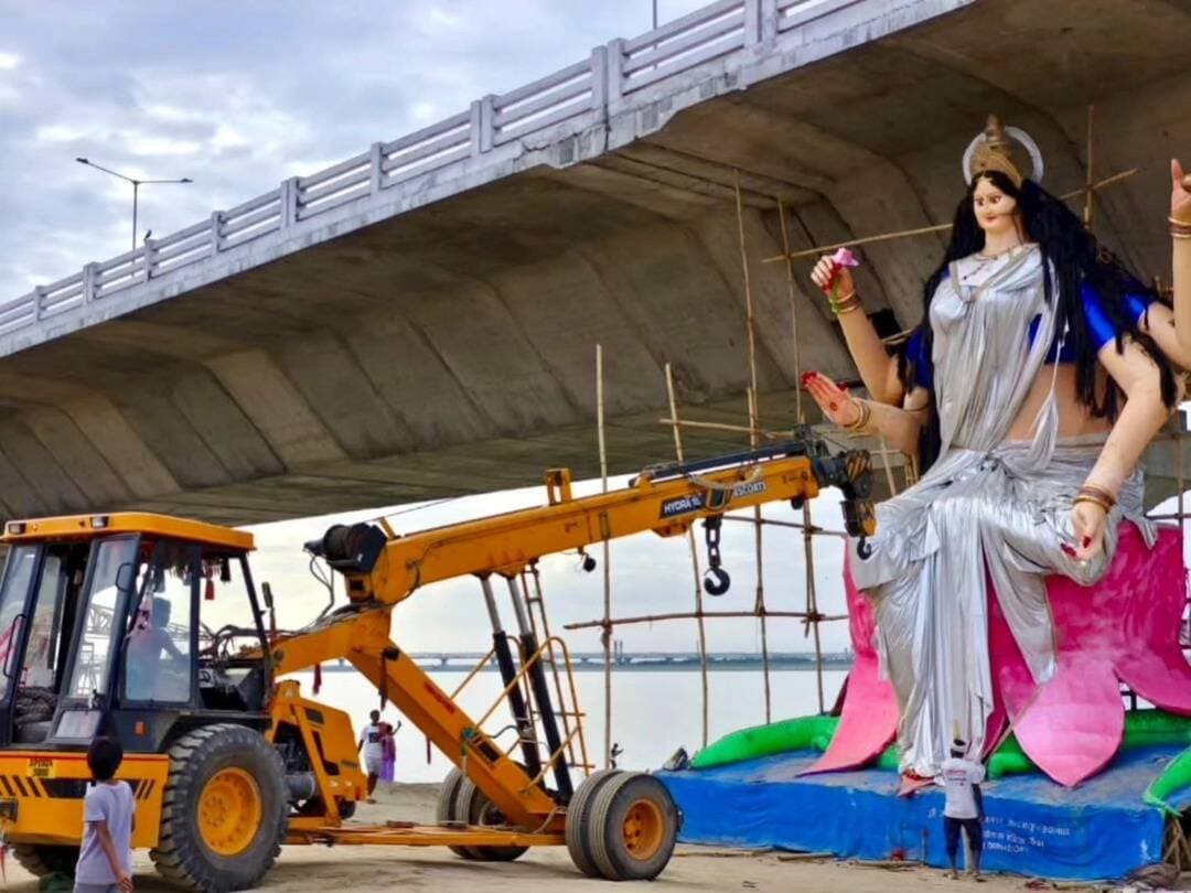 गंगा माँ का अपमान नहीं सहेंगे।
कंगन घाट पर 11 दिन तक गंगा मैया की सेवा के नाम पर मेला लगा,
ये कैसी सेवा?
आस्था के नाम पर लापरवाही बर्दाश्त नहीं की जाएगी। गंगा हमारी माँ हैं, इवेंट की डेकोरेशन नहीं।