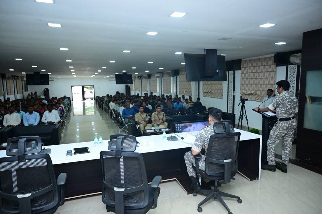 हिंसेचा मार्ग सोडून नवजीवनाकडे… 50 आत्मसमर्पित सदस्यांच्या पुनर्वसनासाठी गडचिरोली पोलिसांचा पुढाकार!
गडचिरोली पोलीस दलाच्या वतीने 50 आत्मसमर्पित माओवादी सदस्यांचा निरोप समारंभ आयोजित करून त्यांना त्यांच्या मूळ जिल्ह्यांमध्ये सुरक्षितपणे रवाना करण्यात आले.
शासनाच्या आत्मसमर्पण व पुनर्वसन धोरणासह गडचिरोली पोलीस दलाच्या ‘प्रोजेक्ट संजीवनी’ अंतर्गत आत्मसमर्पित सदस्यांना आर्थिक सहाय्य, आवश्यक कागदपत्रे, कौशल्य विकास, रोजगार व स्वयंरोजगार प्रशिक्षण, आरोग्य सुविधा, समुपदेशन आणि सामाजिक पुनर्वसनासाठी विविध प्रकारचे सहकार्य करण्यात आले.
आजपर्यंत 819 माओवादी सदस्यांनी आत्मसमर्पण केले असून, प्रोजेक्ट संजीवनीच्या माध्यमातून 46 आत्मसमर्पित माओवादी जोडप्यांचे सामूहिक विवाह तसेच 88 आत्मसमर्पित सदस्यांना कौशल्य विकास प्रशिक्षण व रोजगाराची संधी उपलब्ध करून देण्यात आली आहे.
पोलीस अधीक्षक श्री. एम. रमेश यांनी आत्मसमर्पित सदस्यांना आत्मनिर्भर बनून कुटुंबासोबत सुरक्षित, सुखी व सन्मानाचे जीवन जगत समाजाच्या मुख्य प्रवाहात पुढे जाण्यासाठी शुभेच्छा दिल्या.
हिंसेपासून शांततेकडे…
आत्मसमर्पणातून पुनर्वसनाकडे…
नव्या ओळखीसह सन्मानाच्या नवजीवनाकडे!
#GadchiroliPolice #ProjectSanjivani #Rehabilitation #NewBeginning #PeaceAndProgress MaharashtraPolice Gadchiroli