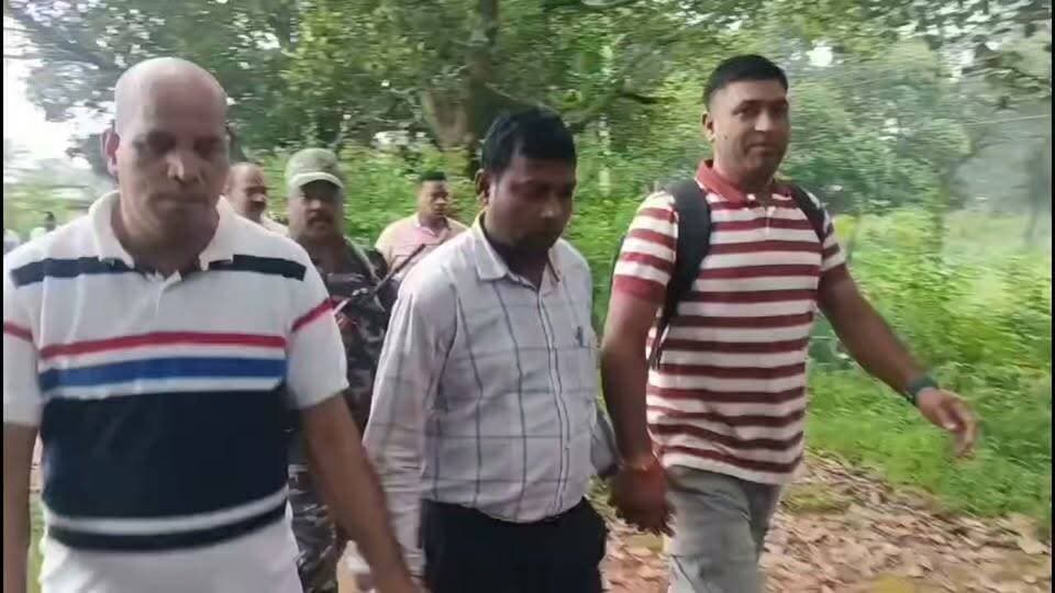 गुमला पालकोट में एसीबी की बड़ी कार्रवाई, मनरेगा BPO 6 हजार रिश्वत लेते रंगे हाथ गिरफ्तार
गुमला जिले के पालकोट प्रखंड में भ्रष्टाचार के खिलाफ एंटी करप्शन ब्यूरो की टीम ने एक बार फिर बड़ी कार्रवाई की है। रांची ACB की टीम ने मनरेगा के प्रखंड कार्यक्रम पदाधिकारी हरीश प्रजापति को 6 हजार रुपए रिश्वत लेते हुए रंगे हाथ धर दबोचा है। बताया जा रहा है कि मनरेगा के तहत तालाब निर्माण के लिए पालकोट के एक लाखों से बीपीओ के द्वारा जिओ टैगिंग के नाम पर ₹10000 की मांग की गई थी और पहली किस्त के रूप में गुरुवार को ₹6000 देने की बात हुई थी, जिसकी शिकायत लाभुक ने टीम से की थी गुरुवार को एसीबी की टीम प्रखंड कार्यालय पालकोट पहुंची और बीपीओ को रंगे हाथ गिरफ्तार कर अपने साथ रांची ले गई। बीपीओ की गिरफ्तारी के बाद प्रखंड कार्यालय में कर्मियों के बीच हड़कंप का माहौल है।