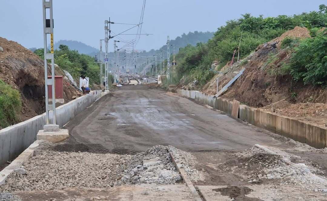 ଖୋର୍ଦ୍ଧା-ବଲାଙ୍ଗୀର ରେଳ ପ୍ରକଳ୍ପ ଅନ୍ତର୍ଗତ ଚାରିଛକ ରେଳ ଷ୍ଟେସନ୍ (Charichhak Railway Station) ଓ ଲେଭଲ୍ କ୍ରସିଂ (Level Crossing) କାର୍ଯ୍ୟର ସମୀକ୍ଷା କଲେ ରେଳବାଇର ଉଚ୍ଚପଦସ୍ଥ ଅଧିକାରୀ। ଖୁବ୍ଶୀଘ୍ର କାର୍ଯ୍ୟ ଶେଷ କରି ରେଳ ସେବା ଆରମ୍ଭ କରିବା ପାଇଁ ଆବଶ୍ୟକୀୟ ଦିଗଦର୍ଶନ ଦିଆଯାଇଛି
#CharichhakRailwayStation #IndianRailways #EastCoastRailway #Odisha #ProgressUpdate #RailwayReview