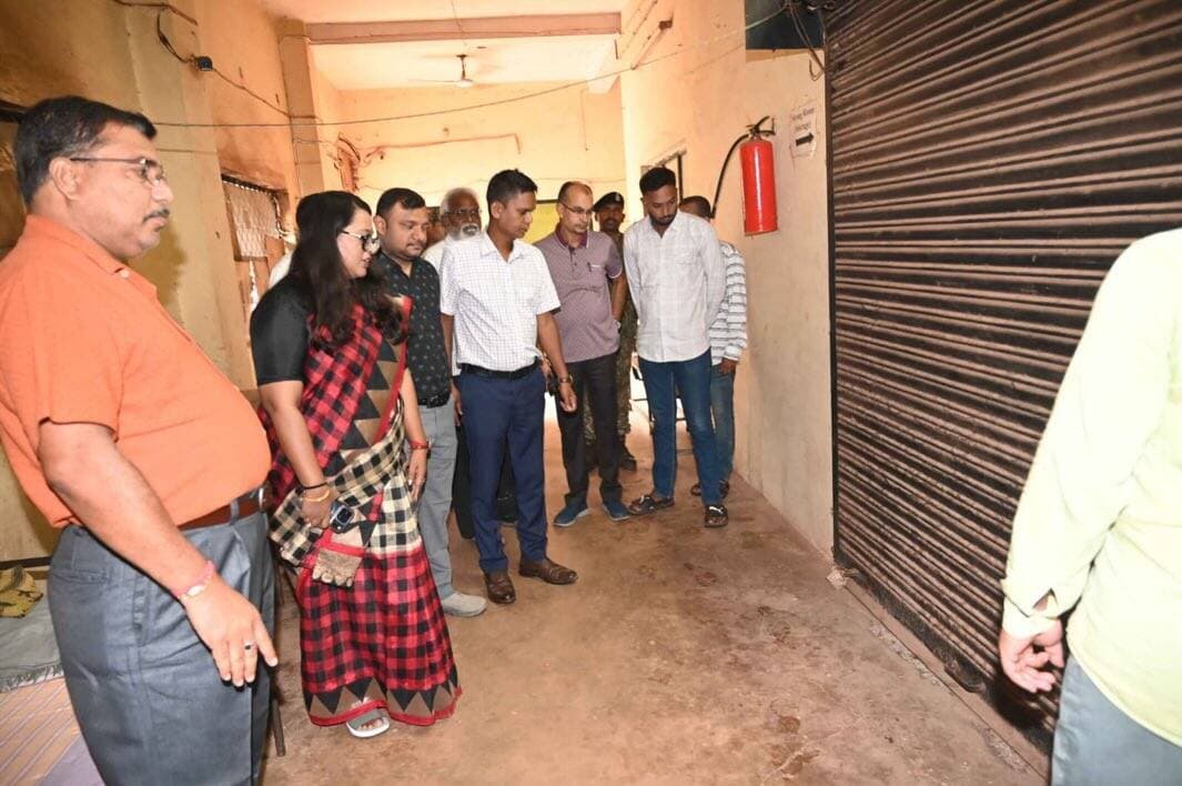 कलेक्टर श्रीमती तुलिका प्रजापति ने राजनीतिक दलों के प्रतिनिधियों की मौजूदगी में स्ट्रांग रूम का निरीक्षण किया।
बीयू, सीयू एवं वीवीपैट मशीनों की सुरक्षा व्यवस्था का जायजा लेकर निर्वाचन आयोग के प्रोटोकॉल का पालन सुनिश्चित करने के निर्देश दिए।
