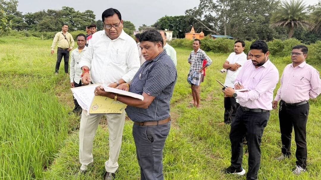 खेत की वास्तविक स्थिति का सही डिजिटल रिकॉर्ड. किसानों की मौजूदगी में होगा फसल सर्वे
कमिश्नर बस्तर श्री डोमन सिंह ने जगदलपुर तहसील के ग्राम खुटपदर एवं मारकेल पहुंचकर डिजिटल क्रॉप सर्वे कार्य का जायजा लिया।
उन्होंने किसानों के खेतों में पहुंचकर बोई गई धान एवं अन्य फसलों का अवलोकन किया और मौके पर डिजिटल माध्यम से किए जा रहे फसल सर्वे की प्रक्रिया का निरीक्षण किया।
कमिश्नर ने राजस्व अधिकारियों एवं मैदानी अमले को निर्देश दिए कि:
📍 किसानों की मौजूदगी में फसल सर्वे किया जाए।
📍 खेत के वास्तविक उपयोग और फसल की स्थिति का सही आकलन हो।
📍 पड़त क्षेत्र का स्पष्ट उल्लेख किया जाए।
📍 मकान, सड़क एवं अन्य उपयोग वाले क्षेत्रों का रकबा भी स्पष्ट रूप से दर्ज हो।
📍 सर्वे के दौरान किसानों से आवश्यक जानकारी लेकर रिकॉर्ड को वास्तविक स्थिति के अनुरूप तैयार किया जाए।
उन्होंने किसानों से बारिश, इस वर्ष बोई गई फसलों और खेती-किसानी से जुड़ी जानकारी भी ली तथा अपने खेतों में बोई गई फसल का डिजिटल क्रॉप सर्वे अनिवार्य रूप से करवाने की समझाइश दी।
सही सर्वे. सही रिकॉर्ड. किसानों की भूमि और फसल की वास्तविक स्थिति का स्पष्ट दस्तावेजीकरण।
आपके गांव में डिजिटल क्रॉप सर्वे को लेकर किसानों को कौन-सी जानकारी सबसे अधिक उपयोगी लगेगी?
#डिजिटलक्रॉपसर्वे #बस्तर