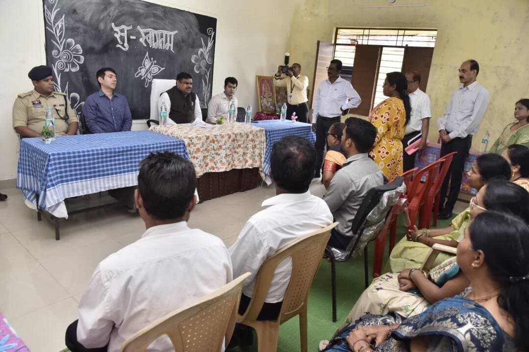 किलेपाल की छात्राओं को शिक्षा मंत्री की बड़ी सौगात
कस्तूरबा गांधी बालिका आवासीय विद्यालय में आधुनिक बैडमिंटन व बास्केटबॉल कोर्ट बनेंगे। खेल सामग्री उपलब्ध होगी। दिसंबर तक नई भर्ती में प्राथमिकता से शिक्षकों की पदस्थापना सुनिश्चित की जाएगी।
#गजेंद्रयादव #बस्तर