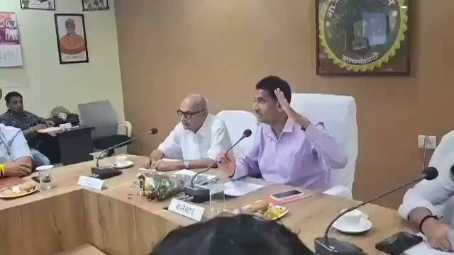 “नेता, अधिकारी और पार्षद गरीबों से पैसे खा रहे हैं!” — पूर्व मंत्री जयंत मलैया ने दमोह कलेक्टर के सामने भारी बैठक में बोला 🔥
गरीबों से वसूली के आरोपों पर पूर्व मंत्री ने सिस्टम पर उठाए गंभीर सवाल।
आखिर किसकी जिम्मेदारी है गरीबों को न्याय दिलाने की?
#जयंतमलैया #पूर्वमंत्री #मध्यप्रदेश #राजनीति #भ्रष्टाचार #गरीब #सिस्टम #नेता #अधिकारी #पार्षद #TIMESMP