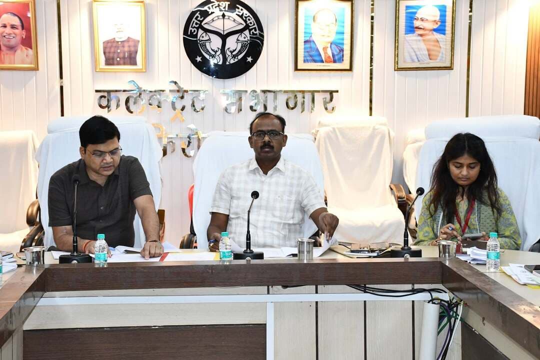 फिरोजाबाद: DM संतोष कुमार शर्मा की अध्यक्षता में कलेक्ट्रेट में उद्यान एवं सिंचाई योजनाओं की समीक्षा बैठक संपन्न
कलेक्ट्रेट सभागार में जिलाधिकारी संतोष कुमार शर्मा की अध्यक्षता में उद्यान एवं सिंचाई विभाग की समीक्षा बैठक हुई।
बैठक में बताया गया कि बागवानी व औद्यानिक योजनाओं में एकीकृत बागवानी विकास मिशन एवं मुख्यमंत्री राज्य औद्यानिक विकास योजना के तहत किसानों को 25 से 50 प्रतिशत तक का अनुदान दिया जा रहा है।
चयन प्रक्रिया को पारदर्शी रखते हुए पोर्टल http://dbt.uphorticulture.in पर ऑनलाइन पंजीकरण के आधार पर प्रथम आवक-प्रथम पावक की तर्ज पर लाभार्थियों का चयन किया जाएगा।
पर ड्रॉप मोर क्रॉप योजना के तहत लघु व सीमांत किसानों को ड्रिप व स्प्रिंकलर सिस्टम पर 90% तथा रैनगन पर 75% तक की सब्सिडी का लाभ मिलेगा।
बैठक में स्ट्राबेरी, ड्रैगन फ्रूट, पपीता, सब्जी, मसाला, मौन पालन तथा 8 HP पावर टिलर पर 50,000 रुपये की सब्सिडी के लक्ष्यों को मंजूरी दी गई।
इसके अलावा पीएम एफएमई योजना में खाद्य प्रसंस्करण इकाइयों पर 35% अनुदान दिया जाएगा। जिलाधिकारी ने स्वयं सहायता समूहों को जोड़ने व बैंकर्स के साथ बैठक करने के निर्देश दिए। साथ ही स्प्रिंकलर से लाभान्वित प्रगतिशील किसानों के वीडियो बनाकर सोशल मीडिया व पंचायत चौपालों के माध्यम से व्यापक प्रचार-प्रसार के आदेश दिए।
#Firozabad #DMFirozabad #SantoshKumarSharma #Horticulture #Irrigation #PerDropMoreCrop #PMFME #DDMNEWS