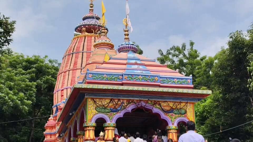 ପବିତ୍ର ଜନ୍ମାଷ୍ଟମୀର ହାର୍ଦ୍ଦିକ ଶୁଭେଚ୍ଛା ,ଭଗବାନ ଶ୍ରୀକୃଷ୍ଣଙ୍କ ଦିବ୍ୟ ଆଶୀର୍ବାଦରେ ଆପଣଙ୍କ ଜୀବନ ସୁଖ, ଶାନ୍ତି, ସମୃଦ୍ଧି ଓ ଆନନ୍ଦରେ ଭରିଯାଉ। ଶ୍ରୀକୃଷ୍ଣଙ୍କ ବଂଶୀର ମଧୁର ସ୍ୱରରେ
ସମସ୍ତଙ୍କ ଜୀବନରୁ ଦୁଃଖ ଦୂର ହୋଇ
ସୁଖ ଓ ସଫଳତାର ନୂଆ ଆଲୋକ ଭରିଯାଉ।
🙏 ଜୟ ଶ୍ରୀକୃଷ୍ଣ 🙏🌸 ଶୁଭ ଜନ୍ମାଷ୍ଟମୀ 🌸