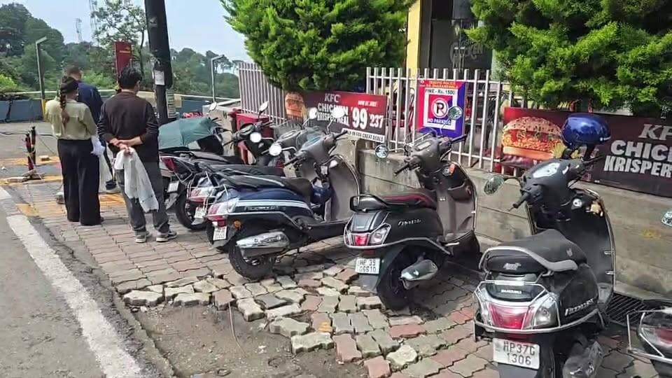 धर्मशाला: आज महामहिम दलाई लामा लद्दाख प्रवास के बाद लौट रहे अपने निवास स्थान मैक्लॉडगंज ।
स्थानीय लोगों और तिब्बतियों में हर्ष की लहर, पर्यटन भी पकड़ेगी अब रफ्तार, सड़कों पर खड़े तिब्बती स्वागत के इंतजार में ।
#dharmshala #meclodganj #dalailma