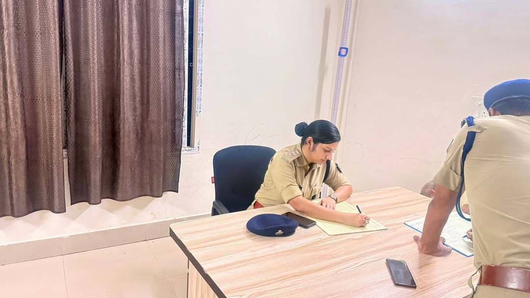 DSP साइबर ने वृहद आश्रय गृह का किया निरीक्षण, सुरक्षा के दिए निर्देश
कैमूर/भभुआ
पुलिस उपाधीक्षक (साइबर) कैमूर द्वारा दादर स्थित वृहद आश्रय गृह का भ्रमण और सघन निरीक्षण किया गया।
निरीक्षण के दौरान आश्रय गृह की सुरक्षा व्यवस्था, आवासितों को मिलने वाली सुविधाओं और रख-रखाव का विस्तृत जायजा लिया गया। इस दौरान संस्था प्रभारियों और सुरक्षाकर्मियों को सुरक्षा मानकों का कड़ाई से पालन करने और पूरी सतर्कता बरतने के निर्देश दिए गए।