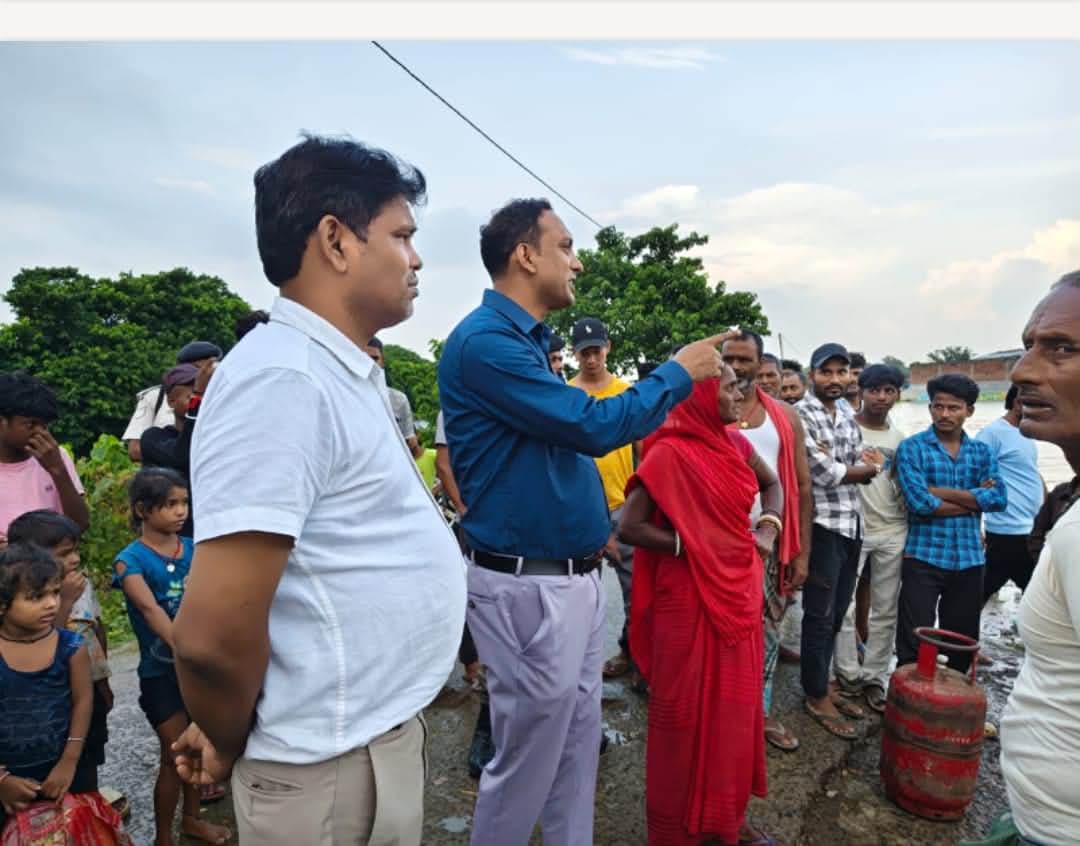 जिलाधिकारी, खगड़िया श्री विक्रम विरकर के निर्देशानुसार गंगा नदी के बढ़ते जलस्तर को देखते हुए आमजन को सतर्क एवं सावधान रहने तथा नदी एवं जलभराव वाले क्षेत्रों के पास अनावश्यक रूप से नहीं जाने की अपील की जा रही है।
इसी क्रम में परबत्ता अंचल के बाढ़ प्रभावित तेमथा करारी एवं आसपास के क्षेत्रों में अनुमंडल पदाधिकारी, गोगरी की अध्यक्षता में संध्या चौपाल का आयोजन किया गया। इस दौरान आमजन से संवाद कर उनकी समस्याओं की जानकारी ली गई तथा आवश्यक सहयोग के लिए प्रशासन की तत्परता से अवगत कराया गया। प्रशासन द्वारा स्थिति पर लगातार नजर रखी जा रही है।