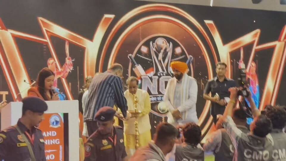 NCL 2026 लॉन्चिंग पर सफीदों से समाजसेवी आचार्य विकास कुमार को मुख्यमंत्री ने बैट-बॉल देकर किया सम्मानित