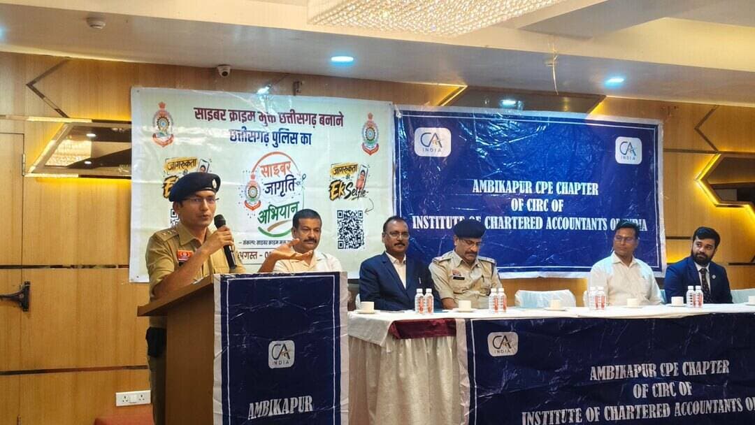 साइबर जागृति अभियान” के तहत सरगुजा पुलिस ने सीए एसोसिएशन कों साइबर अपराधों के प्रति किया जागरूक,नगर पुलिस अधीक्षक अंबिकापुर ने दिए साइबर सुरक्षा के टिप्स।।
:- सीए एसोसिएशन ने कार्यक्रम में जागरूकता शिविर आयोजित करने हेतु डीआईजी एवं एसएसपी सरगुजा का जताया आभार, समाज के प्रत्येक वर्ग कों साइबर फ़्रॉड से सुरक्षित रहने सरगुजा पुलिस प्रतिबद्ध।
कार्यशाला में मुख्य रूप से निम्नलिखित बिंदुओं पर विस्तृत जानकारी दी गई:-
वित्तीय धोखाधड़ी से बचाव:- फिशिंग लिंक्स, फर्जी ई-मेल और स्पूफिंग कॉल्स के जरिए होने वाले फ्रॉड से कैसे बचें।
डेटा सुरक्षा:- क्लाइंट्स के संवेदनशील वित्तीय डेटा और पासवर्ड को सुरक्षित रखने के लिए मजबूत सुरक्षा मानकों (जैसे टू-फैक्टर ऑथेंटिकेशन) का उपयोग करना।
आधुनिक साइबर ट्रेंड्स:- वर्तमान में चल रहे इन्वेस्टमेंट फ्रॉड, डिजिटल अरेस्ट और लोन ऐप स्कैम के तौर-तरीकों की केस स्टडीज के माध्यम से समझाइश।
त्वरित सहायता:- साइबर ठगी का शिकार होने पर तत्काल केंद्रीय हेल्पलाइन नंबर 1930 या www.cybercrime.gov.in पर शिकायत दर्ज कराने की प्रक्रिया।
इस दौरान साइबर एक्सपर्ट आरक्षक अनुज जायसवाल ने कार्यक्रम में उपस्थित चार्टर्ड एकाउंटेंट्स एसोसिएशन के सदस्यों कों तकनिकी संसाधनों के समुचित एवं सुरक्षित उपयोग करने की जानकारी दी गई एवं बारिकी से साइबर अपराध पर नियंत्रण करने के उपाए बताये गए।
⏩ कार्यक्रम में वरिष्ठ सीए एच.एस. जायसवाल, संयोजक धीरज अग्रवाल सहित अन्य पदाधिकारी, सदस्य, जिले के समस्त सीए गण, नवाबिहान टीम की ओर से श्री अजय तिवारी, श्री मंगल पाण्डेय एवं उप निरीक्षक अभय तिवारी, साइबर सेल प्रभारी सहायक उप निरीक्षक अजीत मिश्रा, आरक्षक अनुज जायसवाल, राहुल केरकेट्टा मौजूद रहे।
#cyberjaagrutiabhiyan #chhattisgarhpolice #surgujapolice