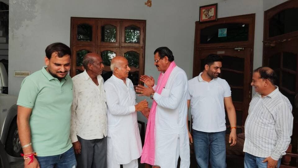 🤝 गुर्जर समाज का चौधरी बनने पर पूर्व विधायक अर्जुन सिंह को बधाई देने उनके पैतृक गांव जयरामपुर पहुंचे कांग्रेस नेता श्याम सुंदर बत्रा। इस दौरान श्याम सुंदर बत्रा ने पूर्व विधायक अर्जुन सिंह से गले मिलकर उन्हें शुभकामनाएं दीं और समाज के उज्ज्वल भविष्य की कामना की। मुलाकात के दौरान आपसी भाईचारे और सामाजिक एकता का संदेश भी दिया गया।
📍 जयरामपुर, यमुनानगर
#ArjunSingh #ShyamSunderBatra #GurjarSamaj #Jairampur #Yamunanagar #Congress #HaryanaPolitics