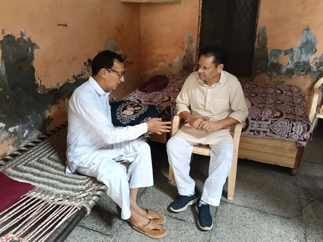 आम आदमी पार्टी नेता सतीश धोड़ंग ने आज हल्का रादौर के गांव कुंजल में अपने संघर्ष के साथियों से मुलाकात कर उनका हालचाल जाना। इस दौरान साथियों के साथ विभिन्न सामाजिक एवं राजनीतिक मुद्दों पर महत्वपूर्ण चर्चा हुई।
संघर्ष के साथी, जनता का विश्वास और बदलाव का संकल्प—यही हमारी ताकत है। ✊
#सतीशधोड़ंग #आमआदमीपार्टी #रादौर #कुंजल #जनसेवा #संघर्ष #हरियाणा #AAP