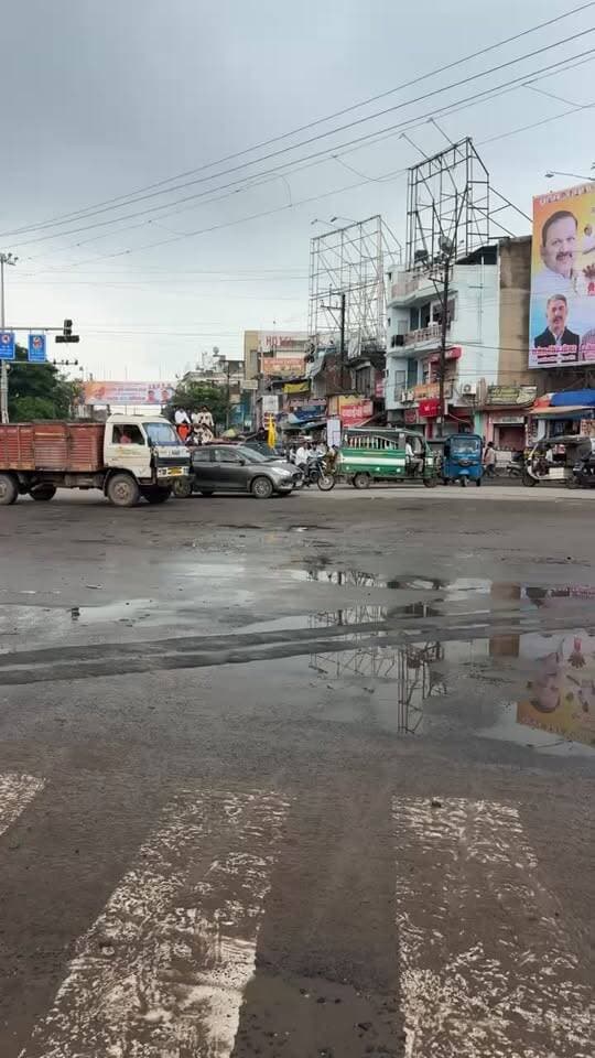 नियमो की धज्जिया उठाड़े हुए