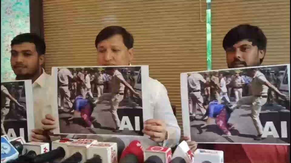 AI से बन रही हैं फर्जी तस्वीरें को लेकर अनिल धानक ने की प्रैस वार्ता
गुरुग्राम में सामाजिक कार्यकर्ता अनिल धानक ने (AI) के माध्यम से बनाई जा रही फर्जी तस्वीरों को लेकर चिंता जताई है। उन्होंने कहा कि सोशल मीडिया पर AI से तैयार की गई तस्वीरों के जरिए लोगों के बीच भ्रम और गलत संदेश फैलने का खतरा लगातार बढ़ रहा है।
अनिल धानक ने प्रेस वार्ता के दौरान कहा कि आज के समय में तकनीक के माध्यम से ऐसी तस्वीरें तैयार की जा सकती हैं, जिन्हें पहली नजर में वास्तविक समझना आसान है। ऐसी तस्वीरों का गलत इस्तेमाल किसी महिला या व्यक्ति की छवि खराब करने, अफवाह फैलाने और समाज में भ्रम की स्थिति पैदा करने के लिए किया जा सकता है।
उन्होंने प्रशासन से मांग की कि AI के जरिए फर्जी तस्वीरें और भ्रामक सामग्री तैयार करने तथा उसे जानबूझकर फैलाने वालों के खिलाफ उचित कार्रवाई की जाए। साथ ही सोशल मीडिया पर वायरल हो रही संदिग्ध तस्वीरों की सत्यता की जांच के लिए प्रभावी व्यवस्था को मजबूत किया जाए।
अनिल धानक ने आम लोगों से अपील की कि किसी भी तस्वीर या वीडियो को सोशल मीडिया पर आगे साझा करने से पहले उसकी सत्यता जरूर जांचें। बिना पुष्टि के किसी सामग्री को साझा करना भ्रम और गलत सूचना को बढ़ावा दे सकता है।
उन्होंने कहा कि AI तकनीक उपयोगी होने के साथ-साथ जिम्मेदारी की भी मांग करती है। समाज को तकनीक के सकारात्मक उपयोग के साथ डिजिटल जागरूकता पर भी ध्यान देना होगा, ताकि फर्जी तस्वीरों और गलत सूचनाओं के प्रभाव से लोगों को बचाया जा सके।
मुख्य संदेश
AI तकनीक से बनाई जा रही फर्जी तस्वीरों के प्रति सतर्क रहें।
वायरल तस्वीर या वीडियो को साझा करने से पहले उसकी सत्यता जांचें।
भ्रामक सामग्री फैलाने वालों के खिलाफ कार्रवाई की मांग।