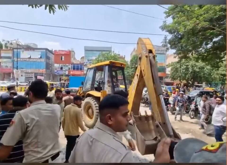 क्या इतना गुस्सा प्राईवेट स्कूलों के मालिकों और भाजपा नेताओं और कार्यकर्ताओं पर दिखा सकते हैं डीटीपी अधिकारी आर एस भाट जिन्होंने ग्रीन बैल्ट और रोड को अपनी जागीर समझ रखा है ?