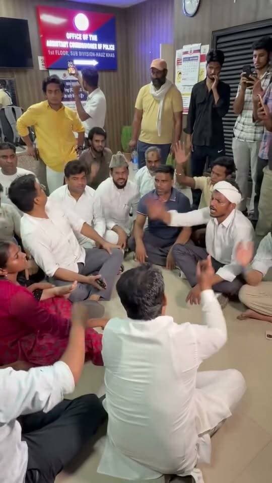 दिल्ली पुलिस पर गंभीर आरोप! साकेत इलाके में महिला पत्रकारों को कमरे में बंद कर पीटने की सनसनीखेज घटना सामने आई है। 🚨 मामले में देर रात तक FIR दर्ज न होने से गुस्साए वकीलों और समर्थकों ने साकेत थाने में जोरदार प्रदर्शन शुरू कर दिया है। शुरुआत में ACP ने सख्त कार्रवाई का आश्वासन दिया था, लेकिन अब पुलिस अधिकारी जवाबदेही से बचते नजर आ रहे हैं—न SHO सामने आ रहे हैं और न ही ACP। पुलिस के इस ढुलमुल रवैये के खिलाफ महिला पत्रकारों के समर्थन में आए लोग थाने के भीतर ही धरने पर बैठ गए हैं। ⚖️✊ #delhipolice #saketpolicestation #JusticeForJournalists #womensafety #protest