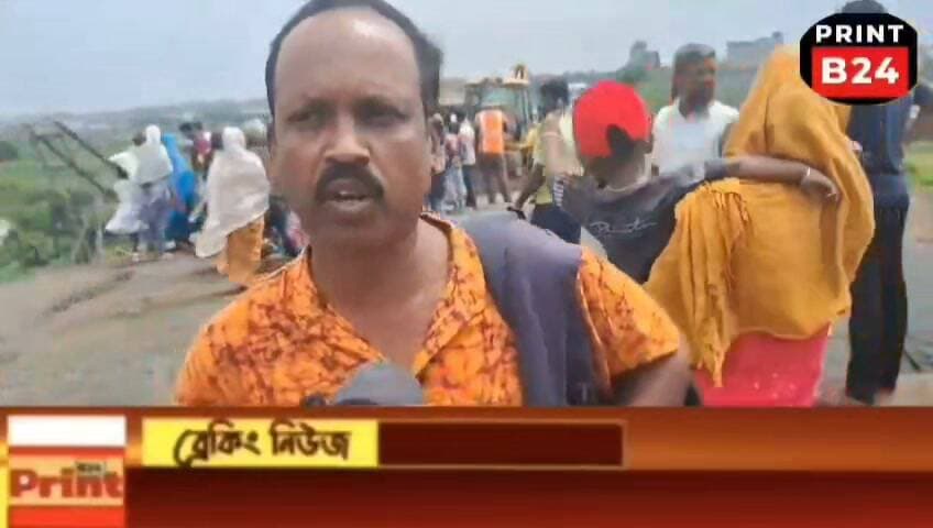 পল্টন ব্রিজে ফের রাস্তা ধসে চরম বিপর্যয়: অ্যাম্বুলেন্সসহ বন্ধ যান চলাচল, ক্ষুব্ধ সামসেরগঞ্জের বাসিন্দারা।