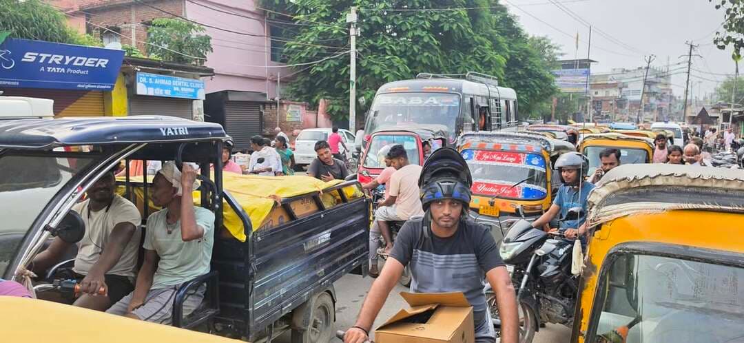 जलस्तर बढ़ने से कई पुलों पर बैरिकेडिंग, शहर की यातायात व्यवस्था चरमराई
जहानाबाद। दरधा नदी के बढ़ते जलस्तर के कारण शहर के कई पुलों पर बैरिकेडिंग किए जाने से गुरुवार को यातायात व्यवस्था पूरी तरह चरमरा गई। दिनभर शहर की प्रमुख सड़कों पर रुक-रुककर जाम लगता रहा। इससे राहगीरों, वाहन चालकों के साथ स्कूल आने-जाने वाले छात्र-छात्राओं को भी परेशानी का सामना करना पड़ा।
दरधा नदी का जलस्तर बढ़ने के कारण थाना रोड पुल, साईं मंदिर को जोड़ने वाले पुल, जाफरगंज पुल और संगम घाट पुल पर आवागमन को नियंत्रित करने के लिए बैरिकेडिंग की गई है। इन मार्गों पर वाहनों का परिचालन प्रभावित होने के बाद दूसरे रास्तों पर यातायात का दबाव बढ़ गया। इसके चलते शहर की प्रमुख सड़कों पर वाहनों की लंबी कतार लगती रही।
सुबह से ही शहर के विभिन्न हिस्सों में जाम की स्थिति बनी रही। दोपहर बाद यातायात का दबाव और बढ़ गया। जाम में स्कूली वाहन, बाइक, ऑटो समेत छोटे-बड़े वाहन फंसे रहे। लोगों को थोड़ी दूरी तय करने में भी काफी समय लग गया। कई जगह वाहनों के आमने-सामने आ जाने से स्थिति और गंभीर हो गई।
जाम हटाने में जुटी रही यातायात पुलिस
यातायात व्यवस्था को सुचारू बनाए रखने के लिए यातायात पुलिस के जवान दिनभर प्रमुख चौक-चौराहों और जाम वाले स्थानों पर तैनात रहे। पुलिसकर्मी लगातार वाहनों को आगे बढ़ाने और सड़क पर फंसे वाहनों को व्यवस्थित कराने में जुटे रहे। बावजूद इसके, कई मार्गों पर वाहनों का दबाव अधिक होने के कारण रुक-रुककर जाम लगता रहा। यातायात पुलिस को जाम हटाने के लिए काफी मशक्कत करनी पड़ी।
स्थानीय लोगों का कहना है कि नदी का जलस्तर बढ़ने के कारण पुलों पर आवागमन सीमित करना जरूरी है, लेकिन इसके साथ वैकल्पिक यातायात व्यवस्था को भी बेहतर तरीके से संचालित किया जाना चाहिए। लोगों ने प्रमुख चौक-चौराहों पर पर्याप्त संख्या में यातायात पुलिस की तैनाती कर वाहनों के सुचारू परिचालन की मांग की है।
