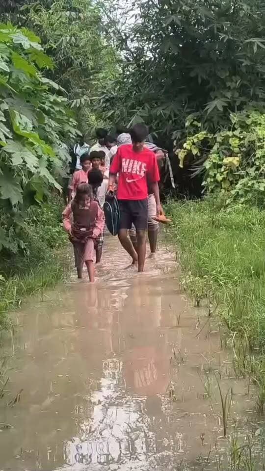 सड़क नहीं तो सफर मुश्किल! चकरदेवा के ग्रामीण 15 साल से झेल रहे बदहाल रास्ते की मार