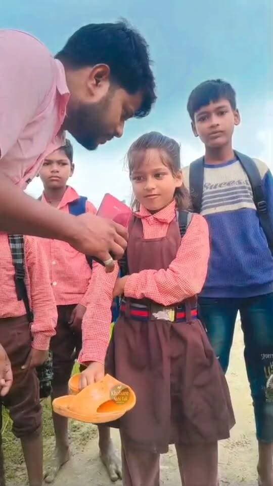 चकरदेवा में 15 वर्षों से सड़क का इंतजार, कीचड़ और जलभराव के बीच स्कूल जाने को मजबूर बच्चे