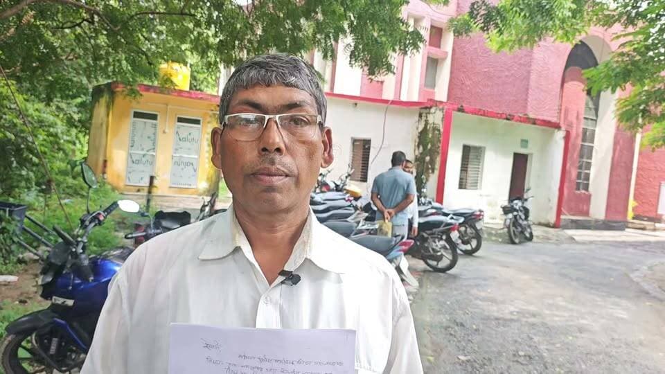 अवधेश राजभर परेशान होकर पहुंचे पुलिस अधीक्षक कार्यालय मऊ