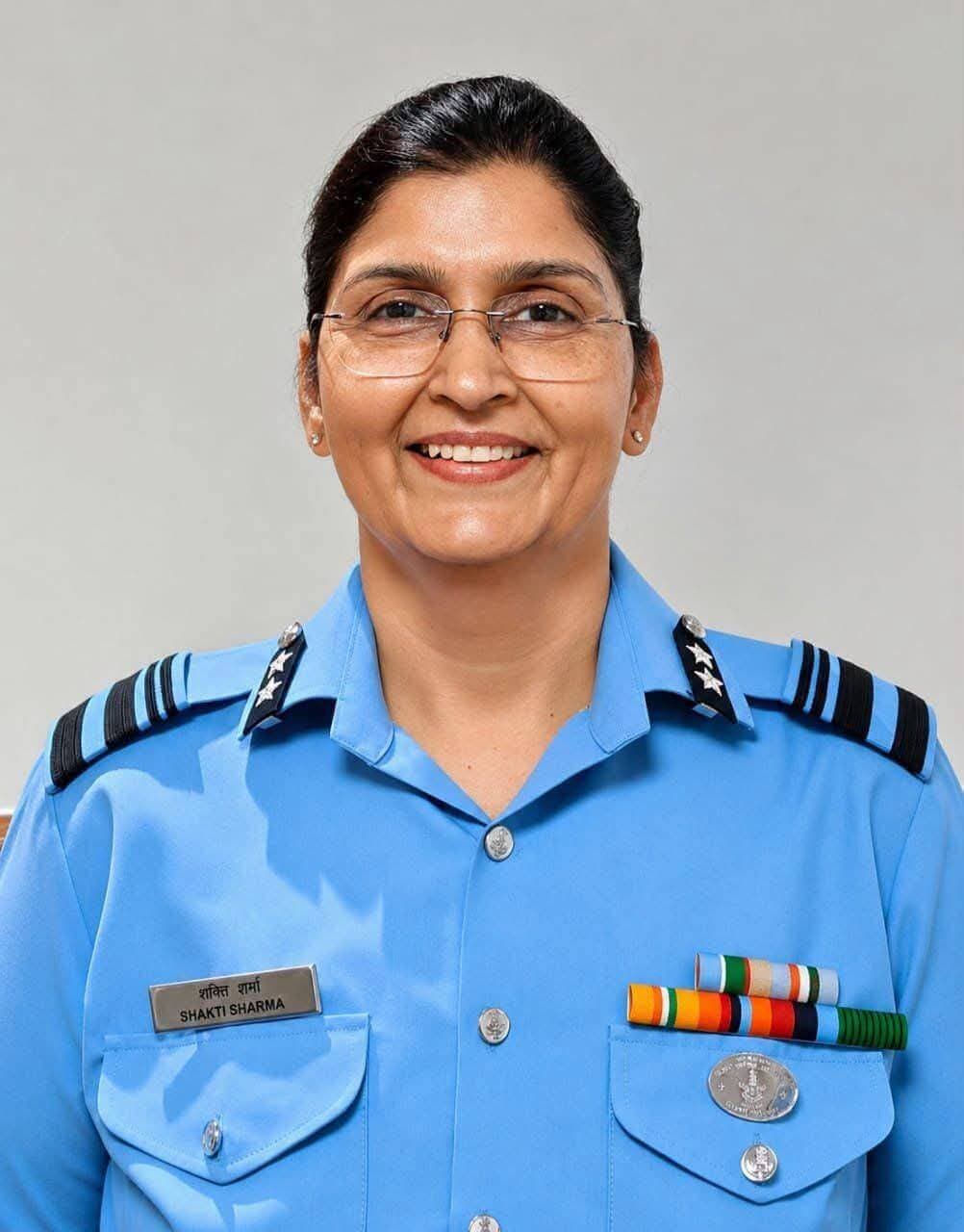 भारतीय रक्षा बलों की गैर-चिकित्सा शाखा से वायु उपाध्यक्ष या समकक्ष पद प्राप्त करने वाली पहली महिला अधिकारी बनने पर वायु उपाध्यक्ष शक्ति शर्मा को हार्दिक बधाई।
सैनिक स्कूल की कमान संभालने से लेकर अब सहायक वायु सेना प्रमुख के पद तक, उनका सफर भारतीय वायु सेना की उत्कृष्ट परंपराओं, स्वयं से पहले सेवा, जिम्मेदारी के तहत नेतृत्व और निरंतर आगे बढ़ने के साहस का प्रतीक है।
भारत की हर उस बेटी के लिए जो वायु सेना में शामिल होकर देश की सेवा करने का सपना देखती है, उनकी यह उपलब्धि आसमान की ऊँचाइयों को और करीब लाती है।
नारी शक्ति और भारत के लिए यह एक गौरवपूर्ण क्षण है।