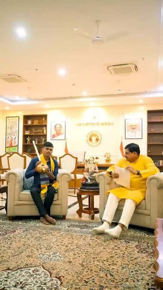 जन्म से दृष्टिबाधित, लेकिन हौसलों की रोशनी से जगमगाता हुनर! 🎶✨
युवा बुंदेली गायक सुनील लोधी ने फिल्म ‘हनुमान अंश’ के लिए बुंदेली गीत गाकर अपनी प्रतिभा का लोहा मनवाया। मुख्यमंत्री डॉ. मोहन यादव से मुलाकात पर उन्हें बधाई मिली और सरकार की ओर से प्रोत्साहन का भरोसा भी।
दृष्टि नहीं, जुनून मायने रखता है! ❤️👏
#सुनीललोधी
#बुंदेलीगायक
#हनुमानअंश
#मध्यप्रदेश
#मोहनयादव