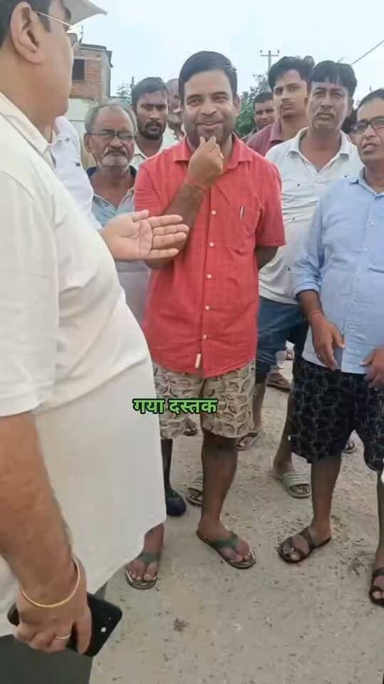 गया शहर के वृंदावन कॉलोनी के जलजमाव पर डीएम का ‘एक्शन मोड’, पंप सेट उतरे मैदान में; स्थायी समाधान की भी तैयारी
गया। गया शहर के चंदौती थाना क्षेत्र के वार्ड संख्या-29 स्थित वृंदावन कॉलोनी में भारी बारिश के बाद उत्पन्न जलजमाव की समस्या को लेकर जिला प्रशासन ने सख्त रुख अपनाया है। शुक्रवार को स्थानीय लोगों को जलजमाव से हो रही परेशानी की सूचना मिलते ही जिलाधिकारी शशांक शुभंकर ने मामले का तत्काल संज्ञान लेते हुए गया नगर निगम के नगर आयुक्त डॉ. गगन कुमार को मौके पर पहुंचकर स्थिति का जायजा लेने और युद्धस्तर पर जल निकासी सुनिश्चित करने का निर्देश दिया।
डीएम के निर्देश के बाद नगर निगम की टीम सक्रिय हुई और जलजमाव वाले इलाके में पंप सेट समेत आवश्यक मशीनरी लगाकर पानी निकालने का काम शुरू कर दिया गया है। जिलाधिकारी के निर्देश पर नगर आयुक्त डॉ. गगन कुमार ने संबंधित पदाधिकारियों और कर्मियों के साथ वृंदावन कॉलोनी पहुंचकर स्थल का निरीक्षण किया। उन्होंने मौके पर मौजूद अधिकारियों से जलजमाव की स्थिति, पानी की निकासी के रास्ते और स्थानीय परिस्थितियों की जानकारी ली। साथ ही जल निकासी में किसी भी तरह की लापरवाही नहीं बरतने तथा प्रभावित क्षेत्र से जल्द से जल्द पानी निकालने का सख्त निर्देश दिया।
पंप सेट से तेजी से हो रही पानी की निकासी
नगर निगम की ओर से जलजमाव दूर करने के लिए पंप सेट सहित आवश्यक मशीनरी एवं संसाधनों को मौके पर लगाया गया है। मशीनों के माध्यम से पानी निकालने का काम तेजी से कराया जा रहा है। प्रशासन की कोशिश है कि जलजमाव के कारण स्थानीय लोगों को हो रही परेशानी से जल्द राहत दिलाई जाए। नगर निगम के अधिकारी और कर्मचारी लगातार स्थिति पर नजर बनाए हुए हैं। नगर आयुक्त डॉ. गगन कुमार ने बताया कि वृंदावन कॉलोनी अपेक्षाकृत नया बसावट क्षेत्र है। यहां मुख्यमंत्री समग्र विकास योजना के तहत सड़क का निर्माण कराया गया है। हाल के दिनों में हुई भारी बारिश के कारण क्षेत्र में पानी जमा हो गया। तत्काल राहत के लिए नगर निगम द्वारा पंप सेट और अन्य जरूरी मशीनों को लगाया गया है, जिससे जल निकासी का कार्य कराया जा रहा है।
सिर्फ पानी निकालना नहीं, स्थायी समाधान पर भी फोकस
नगर निगम ने साफ किया है कि फिलहाल जलजमाव हटाना प्राथमिकता है, लेकिन समस्या का स्थायी समाधान भी तलाशा जा रहा है। नगर आयुक्त ने अभियंताओं को क्षेत्र का तकनीकी निरीक्षण करने का निर्देश दिया है। इसके तहत सड़क की ऊंचाई, पानी के प्राकृतिक बहाव, जल निकासी की मौजूदा व्यवस्था और ड्रेनेज की आवश्यकता का तकनीकी आकलन किया जाएगा। तकनीकी जांच के बाद आवश्यकता के अनुसार नाला या ड्रेनेज निर्माण सहित अन्य जरूरी उपाय किए जाएंगे, ताकि भविष्य में भारी बारिश के दौरान दोबारा ऐसी स्थिति पैदा न हो। प्रशासन का जोर तत्काल राहत के साथ-साथ ऐसी व्यवस्था विकसित करने पर है, जिससे आने वाले वर्षों में भी जलजमाव की समस्या से लोगों को राहत मिल सके।
डीएम ने निगरानी और जल्द कार्रवाई के दिए निर्देश
जिलाधिकारी शशांक शुभंकर ने संबंधित पदाधिकारियों को जल निकासी कार्य की नियमित निगरानी करने और इसे शीघ्र पूरा कराने का निर्देश दिया है। साथ ही क्षेत्र में जलजमाव की समस्या के स्थायी समाधान के लिए आवश्यक कार्रवाई सुनिश्चित करने को कहा गया है।
प्रशासन और नगर निगम की सक्रियता से फिलहाल प्रभावित इलाके में पानी निकालने का काम तेज कर दिया गया है। अब निगाह इस बात पर है कि तत्काल राहत के बाद प्रस्तावित तकनीकी उपायों को कितनी तेजी से जमीन पर उतारा जाता है। स्थानीय लोगों को उम्मीद है कि इस बार जलजमाव की समस्या का केवल अस्थायी समाधान नहीं, बल्कि स्थायी निदान भी सुनिश्चित किया जाएगा।
#गयाजी
#गया_हो
#gaya
#GayaPolice
#बिहार
District Administration, GAYA
Jitan Ram Manjhi
Samrat Choudhary
GAYA Police