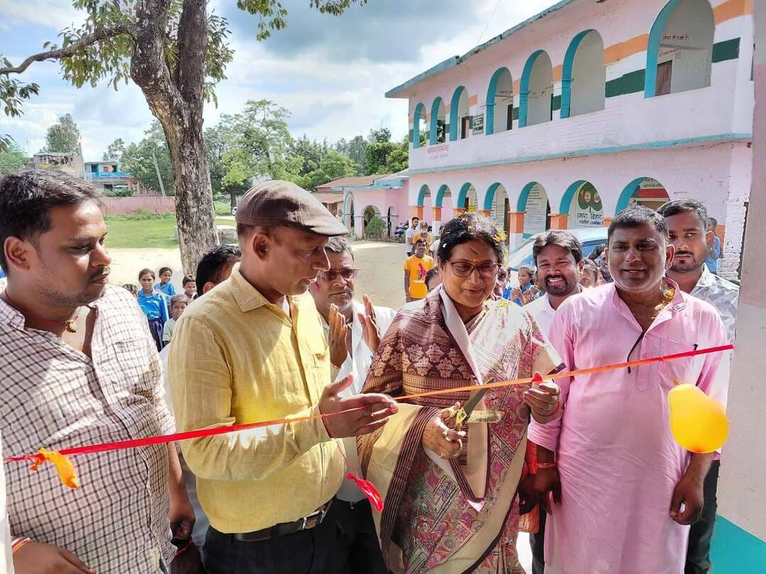खुशनगरी में विकास की नई सौगात! विधायक गायत्री देवी ने किया स्कूल भवन का उद्घाटन.
कार्यक्रम में पूर्व विधायक रामनरेश प्रसाद यादव समेत भाजपा के वरिष्ठ नेता, जनप्रतिनिधि, कार्यकर्ता एवं स्थानीय लोग मौजूद रहे।
#सोनबरसा #खुशनगरी #गायत्रीदेवी #परिहार #स्कूल
#न्यू़जबिहारकीआवाज #newsbiharkiaawaj