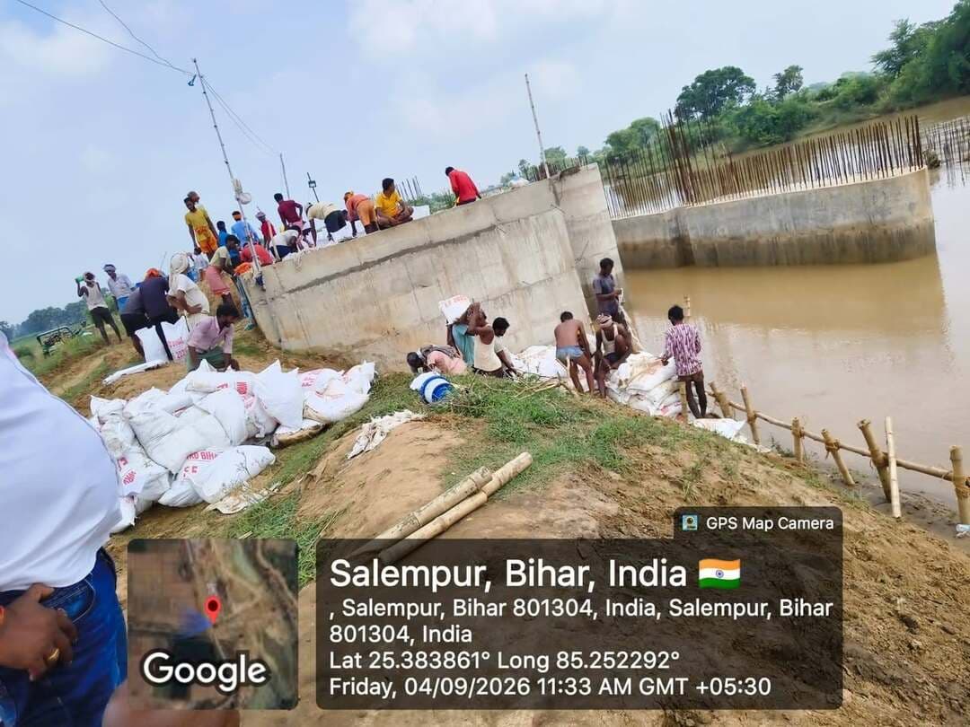 प्रेस विज्ञप्ति
नालन्दा।
दिनांक 4 सितंबर 2026
.................................
बाढ़ नियंत्रण एवं जल निस्सरण प्रमंडल, एकंगरसराय के अन्तर्गत प्रवाहित होने वाली नदियों से संबंधित प्रतिवेदन ।
नालंदा जिला अन्तर्गत एकंगरसराय, हिलसा एवं करायपरसुराय प्रखंड से होकर प्रवाहित होने वाली मुख्य नदियाँ लोकाइन एवं भुतही, फल्गु नदी (जहानाबाद जिला अन्तर्गत मोदनगंज प्रखंड में स्थित मंडई वियर के डाउनस्ट्रीम) से निकलती है। फल्गु नदी का निर्माण बोधगया से लगभग 3 किलोमीटर नीचे लिलाजन (जिसे निरंजना अथवा नीलांजन भी कहा जाता है) तथा मोहाना नदियों के संगम से होता है। ये दोनों नदियाँ झारखंड राज्य की पहाड़ी क्षेत्र से निकलने वाली प्रमुख धाराएँ हैं। फल्गु नदी का जलग्रहण क्षेत्र झारखंड राज्य का हजारीबाग एवं चतरा जिला है। इस नदी के निम्न प्रवाह में नदी की धाराओं को अलग-अलग नामों से जाना जाता है।
फल्गु नदी बिहार राज्य अन्तर्गत गया, जहानाबाद, नालंदा एवं पटना जिलों से होकर प्रवाहित होती हैं। जहानाबाद जिला में फल्गु नदी पर उदेरास्थान बराज निर्मित है, जिसका रूपांकित जल प्रवाह 1.58 लाख क्यूसेक है। जहानाबाद जिला अन्तर्गत मंडई वियर के डाउनस्ट्रीम में फल्गु नदी दो भागों में विभाजित होकर प्रवाहित होती है, जिसके पूर्वी ओर की धारा को लोकाइन एवं निम्न प्रवाह में महत्माईन नदी एवं पश्चिमी धारा को भुतही करुआ धोवा नदी के नाम से जाना जाता है। ये नदियाँ टाल क्षेत्र में जाकर मिल जाती हैं।
नालंदा जिला के एकंगरसराय, हिलसा एवं करायपरसुराय प्रखंड में मुख्य रूप से लोकाइन एवं भुतही, महत्माईन नदी प्रवाहित होती है तथा इस्लामपुर एवं थरथरी प्रखण्ड से होकर मोहाने और नोनाई आदि मुख्य नदियाँ प्रवाहित होती हैं। बरसात अवधि में तीव्र जलश्राव प्रवाहित होता है, जिससे बाढ़ की स्थिति उत्पन्न होती है।
बाढ़ अवधि 2026 के दौरान उदेरास्थान बराज से अब तक अधिकतम 24655 क्यूसेक जलश्राव दिनांक 01.09.2026 को प्रवाहित हुआ एवं लगभग 15 हजार से 20 हजार क्यूसेक जलश्राव लगातार प्रवाहित होता रहा। लोकाईन नदी में जो इस वर्ष के अबतक का अधिकतम प्रवाहित जलश्राव रहा है (पूर्ववत अधिकतम जलश्राव 0.95 लाख क्यूसेक, वर्ष 2017)।
बाढ़ अवधि 2026 के दौरान करायपरसुराय प्रखण्ड अन्तर्गत ग्राम सलेमपुर लोकाईन नदी के वॉये बाँध में निर्माणाधीन चेकडेम के डाउनस्ट्रीम एवं अपस्ट्रीम में Eddy Current Formation के चलते बाँध के स्लोप में आंशिक क्षरण हुई। जिसे तत्काल बाढ़ संघर्षात्मक कार्य करा कर बाँध को सुरक्षित कर लिया गया है। उक्त स्थल सहित प्रमंडलाधीन सभी नदियों के बाँध के सुरक्षार्थ सतत् निगरानी बरती जा रही है।
वर्त्तमान में नालंदा जिला के एकंगरसराय, हिलसा, करायपरसुराय, इस्लामपुर एवं थरथरी प्रखंडों के क्षेत्र बाढ़ से सुरक्षित हैं।
Samrat Choudhary
CMO Bihar
Information & Public Relations Department, Government of Bihar
Disaster Management Department Govt. of Bihar