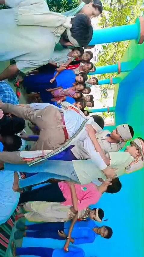 सहरसा के सौरबाजार प्रखंड क्षेत्र के राजकीय बुनियादी विधालय यानी सरकारी विधालय में कृष्णजन्माष्टमी के अवसर पर बच्चों के द्वारा मटका फोर कार्यक्रम प्रस्तुत की गई..जिसमें शिक्षिका सोनी..