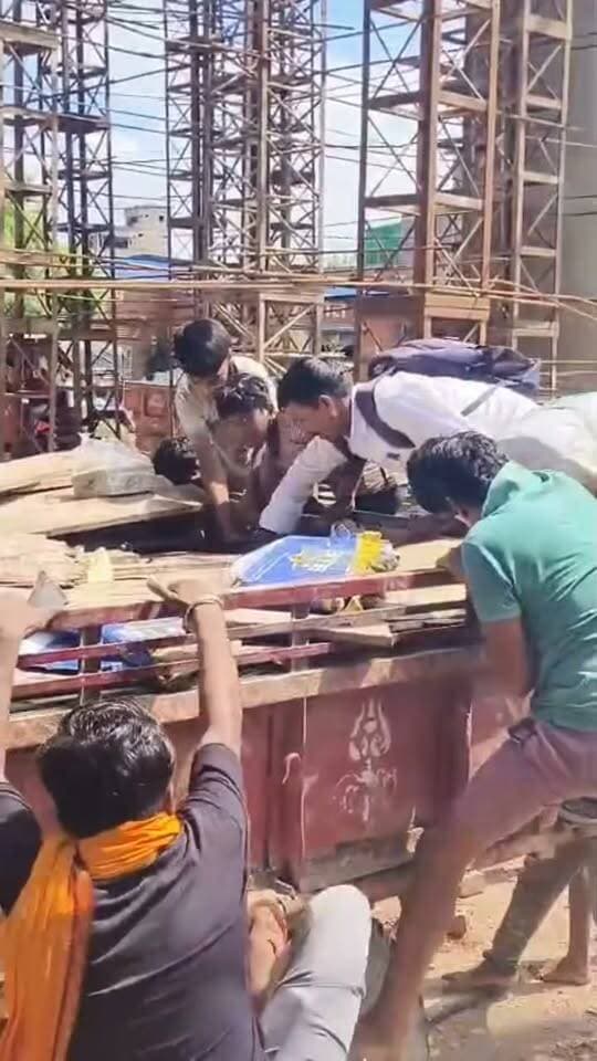 बिहार में शराबबंदी के बीच सड़कों पर अचानक ट्रैक्टर में रखी शराब को लूटने लगे लोग,भागे-भागे पहुंची पुलिस लेकिन तबतक भारी मात्रा मे ट्रैक्टर मे रखी शराब गायब हो गयी थी। #बीजेपीसरकार #बिहारसमाचार #bihar #bihartourism #BiharNews #BiharDevelopment #NewsCrime