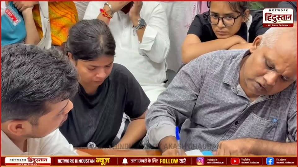 🔥 साकेत थाने के बाहर हाहाकार! महिला पत्रकारों पर अत्याचार या सुरक्षा का बहाना? 🔥
'4PM न्यूज़ नेटवर्क' की दो महिला पत्रकारों (शाहीन खान और नफीसा खान) ने दिल्ली पुलिस पर बंद कमरे में बेरहमी से पिटाई का सनसनीखेज आरोप लगाया है!
#NetworkHindustan #AkashChauhan #SaketPoliceStation #DelhiPolice #PressFreedom #ShaheenKhan #NafisaKhan #4PMNewsNetwork #DelhiNews #ViralVideo #BreakingNews
