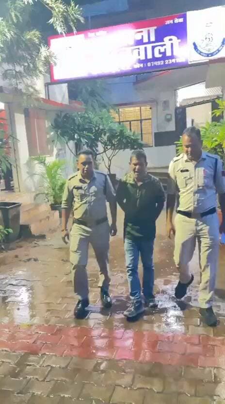 शराब के लिए पैसे मांगे, मना करने पर मारपीट और जान से मारने की धमकी; आरोपी गिरफ्तार
शिवपुरी। शराब के लिए पैसे मांगने और पैसे देने से इनकार करने पर मारपीट व जान से मारने की धमकी देने के मामले में कोतवाली पुलिस ने आरोपी अशोक राठौर को गिरफ्तार किया है।
जानकारी के अनुसार, आरोपी ने नरेन्द्र रजक से शराब पीने के लिए पैसों की मांग की। नरेन्द्र द्वारा पैसे देने से मना करने पर आरोपी ने कथित रूप से गाली-गलौज करते हुए उसके साथ मारपीट की और जान से मारने की धमकी दी।
मामले की शिकायत के बाद कोतवाली पुलिस ने कार्रवाई करते हुए आरोपी अशोक राठौर को पोलो ग्राउंड से गिरफ्तार कर लिया। पुलिस द्वारा आरोपी के खिलाफ प्रकरण दर्ज कर आगे की वैधानिक कार्रवाई की जा रही है।
पुलिस की कार्रवाई के बाद अब मामले में आगे की जांच जारी है।