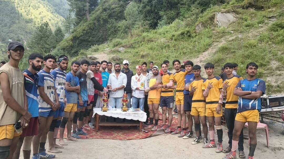 उरई गांव में मेले का सफल आयोजन, कबड्डी में युवा आजाद क्लब सामरा बना विजेता
भरमौर
। ग्राम पंचायत जगत के उरई गांव में आयोजित मेले का सफल एवं शानदार आयोजन किया गया। मेले के दौरान आयोजित कबड्डी प्रतियोगिता ने विशेष आकर्षण का केंद्र बनकर दर्शकों का खूब मनोरंजन किया।
कबड्डी प्रतियोगिता के फाइनल मुकाबले में युवा आजाद क्लब सामरा की टीम ने शानदार प्रदर्शन करते हुए विजेता बनने का गौरव हासिल किया। वहीं, होली कुठेड़ की टीम ने बेहतरीन खेल का प्रदर्शन करते हुए प्रतियोगिता में उपविजेता (रनर-अप) स्थान प्राप्त किया।
मेला कमेटी के सदस्यों एवं मुख्य अतिथि द्वारा विजेता टीम युवा आजाद क्लब सामरा को ट्रॉफी और ₹7,100 की पुरस्कार राशि देकर सम्मानित किया गया। इस अवसर पर रनर-अप टीम होली कुठेड़ को भी शानदार प्रदर्शन के लिए सम्मानित किया गया।
आयोजकों ने कहा कि प्रतियोगिता में सभी खिलाड़ियों ने अपनी मेहनत, खेल भावना और उत्कृष्ट प्रदर्शन से प्रतियोगिता को यादगार बनाया। खेल युवाओं को आपस में जोड़ने, उनकी प्रतिभा को निखारने तथा समाज में सकारात्मक ऊर्जा पैदा करने का एक बेहतरीन माध्यम हैं।
मेला कमेटी के समस्त सदस्यों को मेले के सफल आयोजन के लिए हार्दिक बधाई एवं शुभकामनाएँ दी गईं। साथ ही सभी आयोजकों, खिलाड़ियों और क्षेत्रवासियों को भी इस सफल आयोजन के लिए शुभकामनाएँ प्रेषित की ग