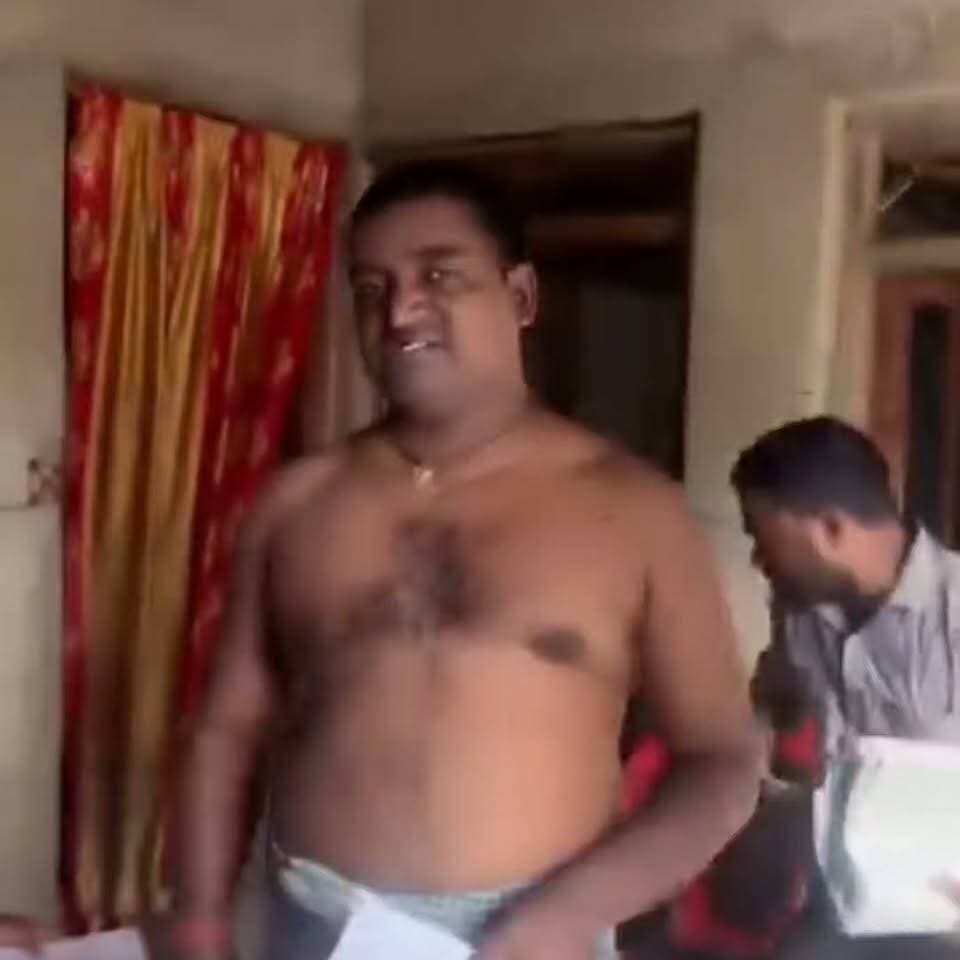 सुरसंड प्रखंड के मरुकी पंचायत के मुखिया जी के बिगड़े बोल
विकास कार्यों के बारे में पूछने और डीएम का नाम लेने पर भड़क गए मुखिया राजेश कुमार उर्फ़ मिंटू वीडियो अब वीडियो तेज़ी से वायरल हो रहा है