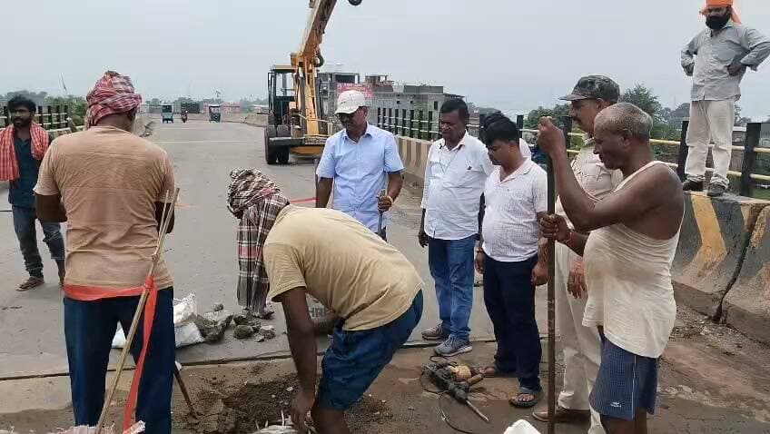 बड़ियापुर में ROB की मरम्मत शुरू, NH-333 पर वन-वे यातायात
बड़ियापुर: NH-333 पर स्थित ROB (रेलवे ओवरब्रिज) की मरम्मत का काम शुरू होने के कारण सड़क पर यातायात को वन-वे कर दिया गया है। मरम्मत कार्य के चलते वाहन चालकों को आवागमन में सावधानी बरतने की सलाह दी गई है।
#मुंगेरन्यूज #MungerDistrict