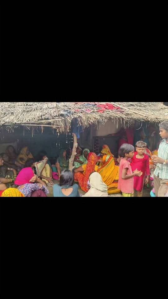 बदायूं ब्रेकिंग
सर्पदंश से महिला की मौत हुई
खेत पर पशुओं को चारा लेने जारही महिला को सर्प ने काटा
परिजनों ने पहले घंटों देशी दवा देने बालों से उपचार कराया
हालत बिगड़ने पर जिला अस्पताल लेकर पहुंचे तो डाक्टर ने मृत घोषित कर दिया
अस्पताल से बिना पोस्टमार्टम शव को घर ले आए परिजन
पुनः देशी उपचार करा रहे हैं जबकि पुलिस शव को पोस्टमार्टम भेजने हेतु मौके पर मौजूद है
आपको बता दें मृत महिला अनीता 45 पत्नी शेर सिंह बर्ष के 11 बच्चे हैं जिसमें छ लडके और पांच लड़कियां हैं
एक लडके ब एक लड़की की शादी हो चुकी है
पूरा मामला उसैहत थाना क्षेत्र के पथरामई गांव का है