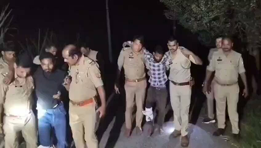 लखीमपुर खीरी जिले के फरधान थाना पुलिस ने मुठभेड़ के दौरान दो आरोपियों को किया गिरफ्तार
➡️ पुलिस मुठभेड़ में दो वांछित आरोपी गिरफ्तार
➡️ फरधान-नीमगांव पुलिस की संयुक्त टीम ने देर रात बेल रोड स्थित नायरा पेट्रोल पंप के पास मुठभेड़ में दो वांछित आरोपियों को गिरफ्तार किया
➡️ पुलिस के मुताबिक, आरोपियों ने फायरिंग की, जवाबी कार्रवाई में दोनों के पैर में गोली लगी
➡️ गिरफ्तार हसरत अली उर्फ छोटा तालिब और अमान खान उर्फ मान के कब्जे से दो 315 बोर तमंचे, कारतूस, 20 मीटर कॉपर तार और ₹10 हजार बरामद हुए। दोनों पर कई मुकदमे दर्ज हैं