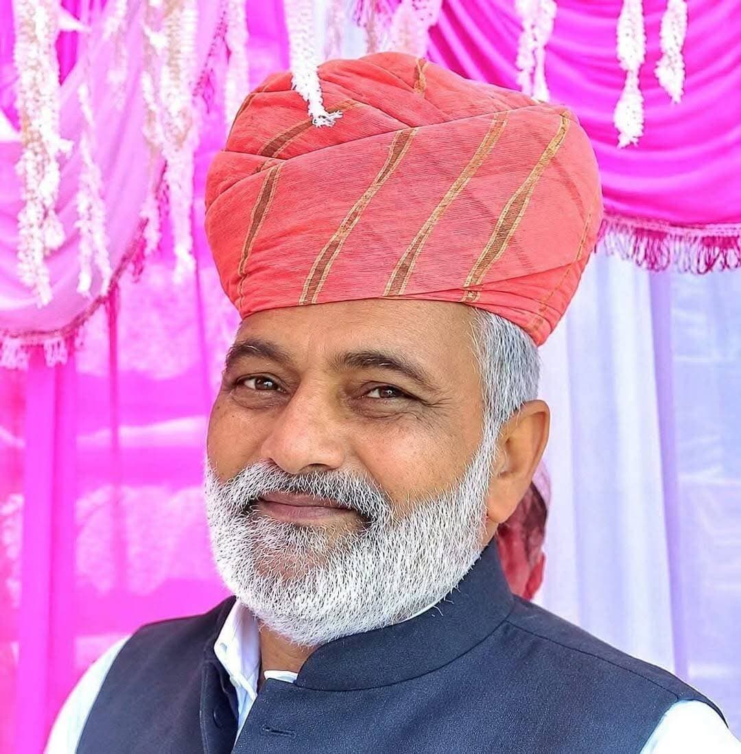 आदरणीय इस्माइल जी मेहर गोमट का आज निधन हो गया है वो बहुत नेक दिल इंसान थे भाई चारे का प्रतीक थे मेरे प्रति बहुत स्नेह रहा है,कई बार उनके पास बैठा,परिवार के सदस्य की तरह मान सम्मान रखते थे मेरा, उनका चले जाना बहुत दुखदाई है ईश्वर आत्मा को शांति प्रदान करें