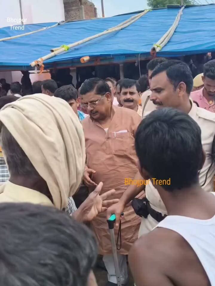 आरा सांसद सुदामा प्रसाद बाढ़ निरीक्षण पर निकले! गांव वालों ने कहा आपके कहने से समस्या का समाधान हो पाएगा! ग्रामीण गुस्से में तम तम दिखे! उल्टा सवाल लगे करने,,