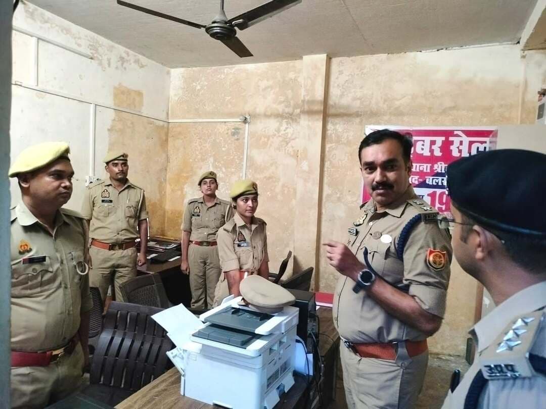 #Balrampur ! एसपी का बड़ा संदेश: जनसुनवाई और अपराध नियंत्रण में लापरवाही पर होगी सीधी कार्रवाई...
#बलरामपुर (3 सितंबर 2026): पुलिस अधीक्षक मार्तण्ड प्रकाश सिंह ने बृहस्पतिवार को थाना श्रीदत्तगंज का औचक निरीक्षण कर व्यवस्थाओं का जायजा लिया। इस दौरान उन्होंने थाना परिसर, मालखाना, हवालात, बैरक, सीसीटीएनएस और मिशन शक्ति केंद्र का बारीकी से मुआयना किया। एसपी ने स्पष्ट शब्दों में हिदायत दी कि जनसुनवाई, कानून-व्यवस्था और अपराध नियंत्रण में किसी भी स्तर पर लापरवाही बर्दाश्त नहीं की जाएगी।
निरीक्षण के दौरान एसपी ने कार्यालय के अभिलेखों, आईजीआरएस प्रकरणों, लंबित विवेचनाओं और शिकायती पत्रों की समीक्षा की। उन्होंने मातहतों को निर्देशित किया कि पीड़ितों की समस्याओं का प्राथमिकता के आधार पर गुणवत्तापूर्ण व त्वरित निस्तारण किया जाए। साथ ही वांछित व वारंटी अभियुक्तों की धरपकड़ तेज करने, अवैध गतिविधियों पर प्रभावी अंकुश लगाने और नियमित वाहन चेकिंग अभियान चलाने के निर्देश दिए।
आगामी त्योहारों के दृष्टिगत एसपी ने क्षेत्र में रात्रि गश्त और पुलिस की सक्रियता बढ़ाने के साथ संवेदनशील स्थानों पर कड़ी निगरानी रखने को कहा। मिशन शक्ति केंद्र पर आने वाली महिला व बाल अपराध से जुड़ी शिकायतों को पूरी संवेदनशीलता से सुनकर समयबद्ध कार्रवाई सुनिश्चित करने के निर्देश भी दिए। इस मौके पर क्षेत्राधिकारी उतरौला डॉ. जितेन्द्र कुमार और थाना प्रभारी सहित अन्य पुलिसकर्मी मौजूद रहे।
#balrampur #balrampurpolic