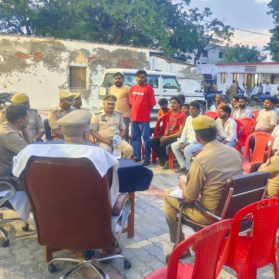 #Balrampur ! जन्माष्टमी पर तुलसीपुर थाने में पीस कमेटी की बैठक, सौहार्द व शांति बनाए रखने की अपील
#तुलसीपुर (#बलरामपुर)। आगामी श्रीकृष्ण जन्माष्टमी पर्व को सकुशल, शांतिपूर्ण और सौहार्दपूर्ण वातावरण में संपन्न कराने के उद्देश्य से बृहस्पतिवार को थाना तुलसीपुर परिसर में पीस कमेटी की बैठक आयोजित की गई। पुलिस अधीक्षक मार्तंड प्रकाश सिंह के निर्देशन में आयोजित इस बैठक की अध्यक्षता क्षेत्राधिकारी तुलसीपुर अभय प्रताप मल्ल ने की।
बैठक के दौरान क्षेत्राधिकारी ने क्षेत्र के सम्मानित जनप्रतिनिधियों, धर्मगुरुओं, ग्राम प्रधानों, संभ्रांत नागरिकों, डीजे संचालकों और कार्यक्रम आयोजकों के साथ संवाद किया। उन्होंने सभी से त्योहार को आपसी भाईचारे के साथ मनाने की अपील की।
बैठक में दिए गए प्रमुख निर्देश:
डीजे पर नियंत्रण: डीजे संचालकों को निर्धारित मानक के अनुसार ही सीमित आवाज में sound बजाने के निर्देश दिए गए।
अफ़वाहों से बचाव: सोशल मीडिया पर किसी भी प्रकार के भ्रामक या आपत्तिजनक संदेशों को प्रसारित न करने और किसी भी अफवाह पर ध्यान न देने की हिदायत दी गई।
त्वरित सूचना: किसी भी संदिग्ध गतिविधि की जानकारी तुरंत पुलिस को देने को कहा गया।
सुरक्षा व्यवस्था रहेगी चाक-चौबंद
पुलिस अधिकारियों ने स्पष्ट किया कि त्योहारों के दौरान संवेदनशील स्थानों, प्रमुख बाजारों और धार्मिक स्थलों पर अतिरिक्त पुलिस बल तैनात रहेगा। उपद्रवियों या कानून-व्यवस्था बिगाड़ने का प्रयास करने वालों के खिलाफ सख्त कानूनी कार्रवाई की जाएगी।
बैठक में उपस्थित पीस कमेटी के सदस्यों एवं संभ्रांत नागरिकों ने पुलिस प्रशासन को पूर्ण सहयोग देने और त्योहारों को शांति व सौहार्द के साथ मनाने का आश्वासन दिया।
#balrampur #balrampurpolic #tulsipur