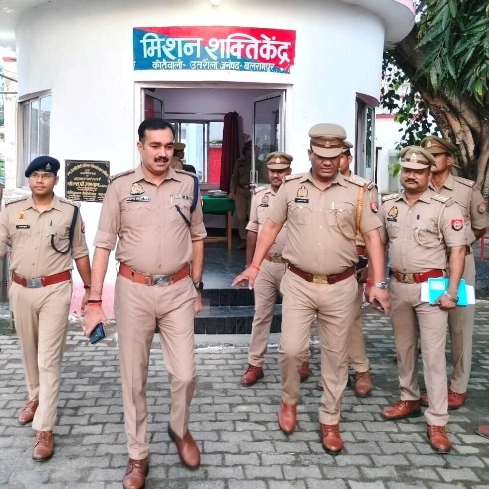 #Balrampur ! एसपी मार्तण्ड प्रकाश सिंह ने कोतवाली उतरौला का किया औचक निरीक्षण, दिए सख्त निर्देश...
#बलरामपुर। पुलिस अधीक्षक मार्तण्ड प्रकाश सिंह ने गुरुवार को कोतवाली #उतरौला का औचक निरीक्षण कर व्यवस्थाओं का जायजा लिया। इस दौरान उन्होंने थाना परिसर, कार्यालय, हवालात, बैरक, मालखाना, मिशन शक्ति केंद्र और सीसीटीएनएस कार्यालय सहित अभिलेखों की बारीकी से जांच की।
निरीक्षण के दौरान एसपी ने थाना कार्यालय के अभिलेखों के रख-रखाव, लंबित विवेचनाओं, शिकायती प्रार्थना पत्रों और आईजीआरएस प्रकरणों की समीक्षा की। उन्होंने अधिकारियों को गुणवत्तापूर्ण कार्रवाई करते हुए लंबित मामलों के शीघ्र निस्तारण और पीड़ितों की समस्याओं को प्राथमिकता के आधार पर हल करने के निर्देश दिए।
कानून-व्यवस्था को मजबूत करने पर जोर देते हुए एसपी ने वांछित व वारंटी अभियुक्तों की गिरफ्तारी, अवैध गतिविधियों पर रोक और संदिग्ध व्यक्तियों व वाहनों की नियमित चेकिंग के आदेश दिए। उन्होंने रात्रि गश्त बढ़ाने, संवेदनशील स्थानों पर पैनी नजर रखने और आगामी त्योहारों को देखते हुए शांति व सौहार्दपूर्ण माहौल बनाए रखने की हिदायत दी।
महिला सुरक्षा को लेकर उन्होंने मिशन शक्ति केंद्र पर आने वाली शिकायतों को गंभीरता से सुनकर त्वरित निस्तारण करने और महिला व बाल अपराधों में समयबद्ध कार्रवाई सुनिश्चित करने को कहा। एसपी ने चेतावनी दी कि जनसुनवाई और कानून-व्यवस्था में किसी भी स्तर पर लापरवाही बर्दाश्त नहीं की जाएगी।
निरीक्षण के समय क्षेत्राधिकारी उतरौला डॉ. जितेन्द्र कुमार, प्रभारी निरीक्षक अवधेश राज सिंह समेत अन्य पुलिसकर्मी मौजूद रहे।
#balrampur #balrampurpolic
#utraula