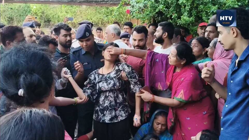 बेगूसराय के लाल शहीद मनीष कुमार के अंतिम यात्रा में भारी मात्रा में लोग पहुंचे परिवार का रो रो के बुरा हाल
