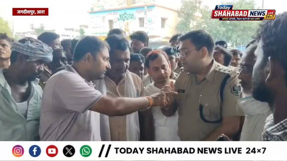 अभय कुमार हत्याकांड के बाद जाम स्थल पर पहुंचे जगदीशपुर एसडीपीओ राहुल कुमार, मुख्य पार्षद संतोष कुमार यादव और वार्ड पार्षद सुनील कुमार ने परिजनों को समझाया, आरोपियों पर सख्त कार्रवाई का दिया भरोसा।